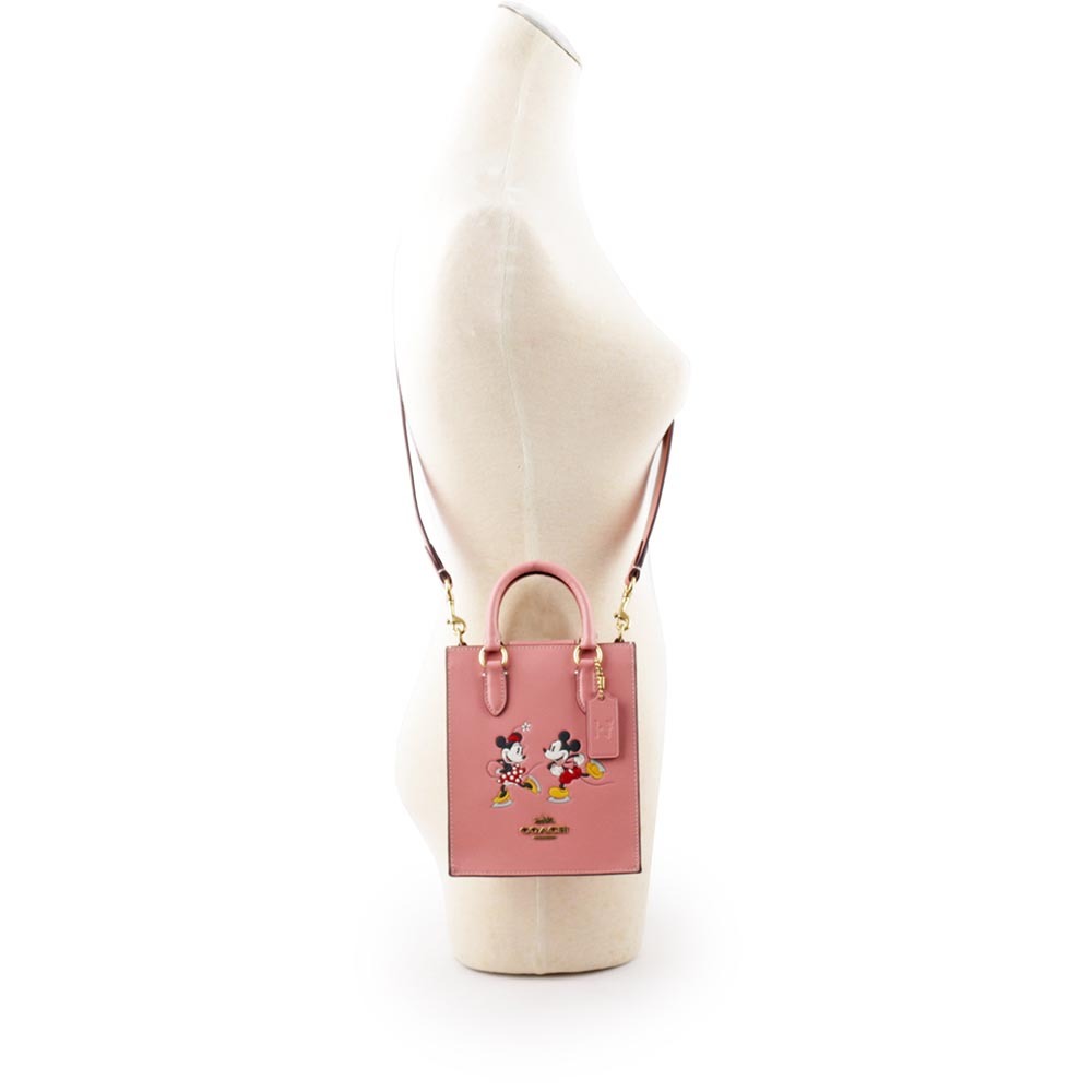 【COACH】Disney X Coach 米奇米妮溜冰圖案迷你二用琴譜包(淺腮紅粉) CN023 B4OFE