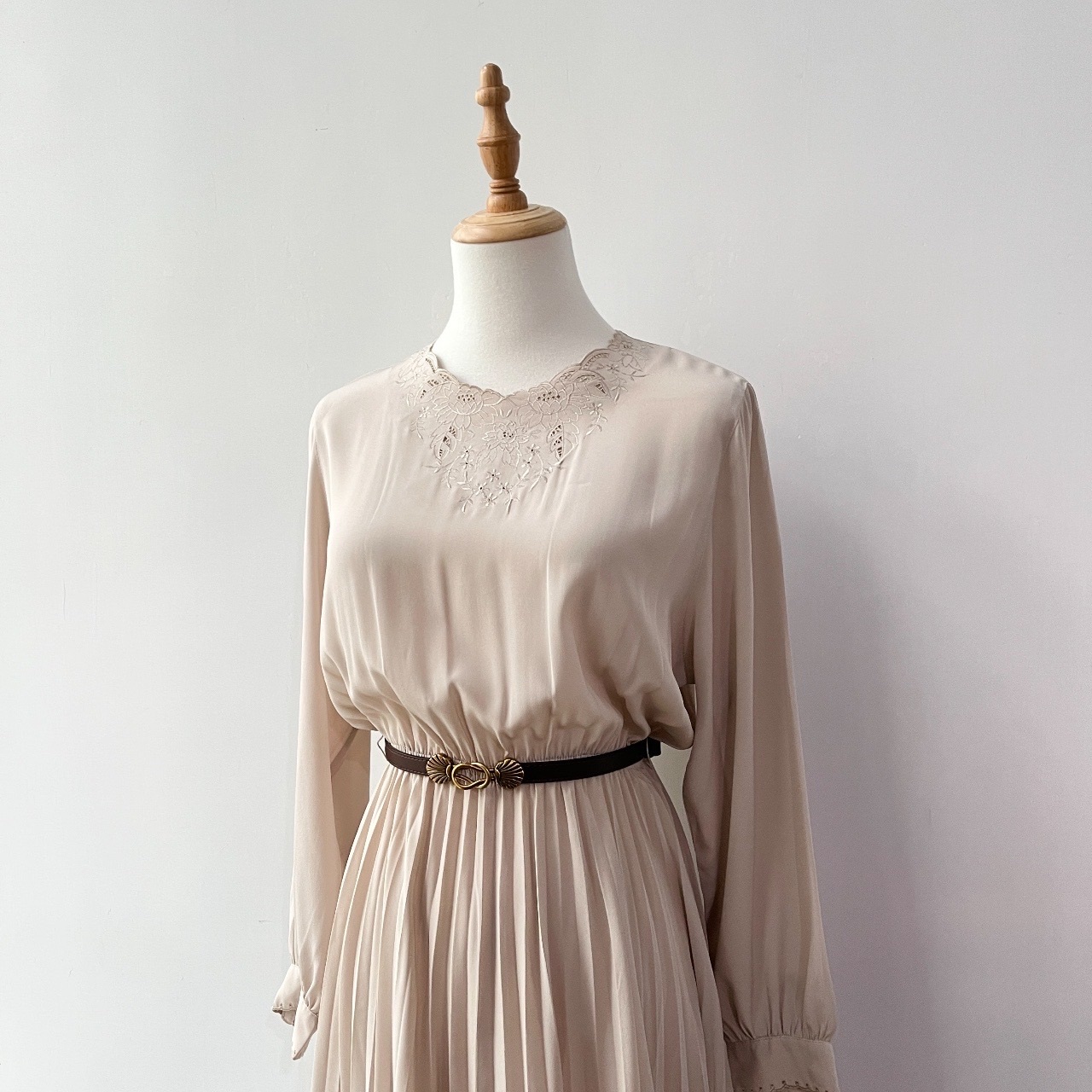 簡約優雅燕麥色刺繡連身裙