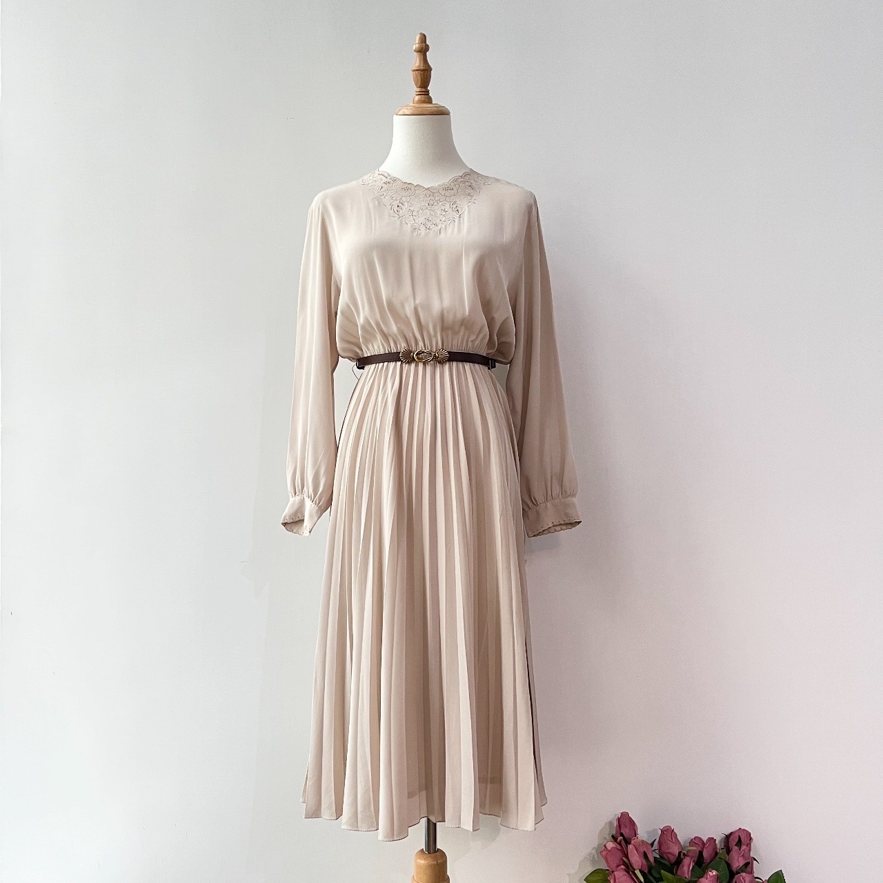 簡約優雅燕麥色刺繡連身裙