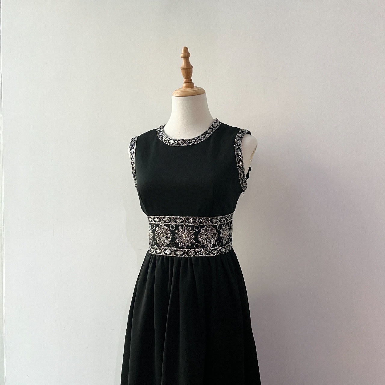 1960s Vicky Vaughn 銀色刺繡背心連身裙