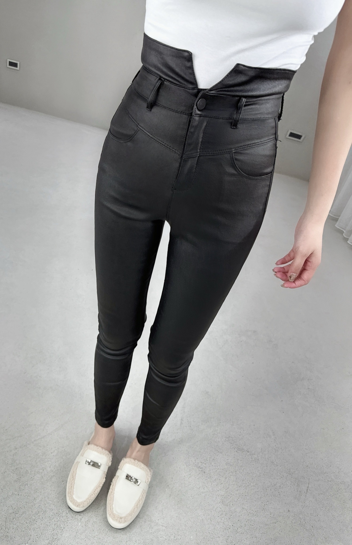 前後V字褲頭皮革貼腿褲