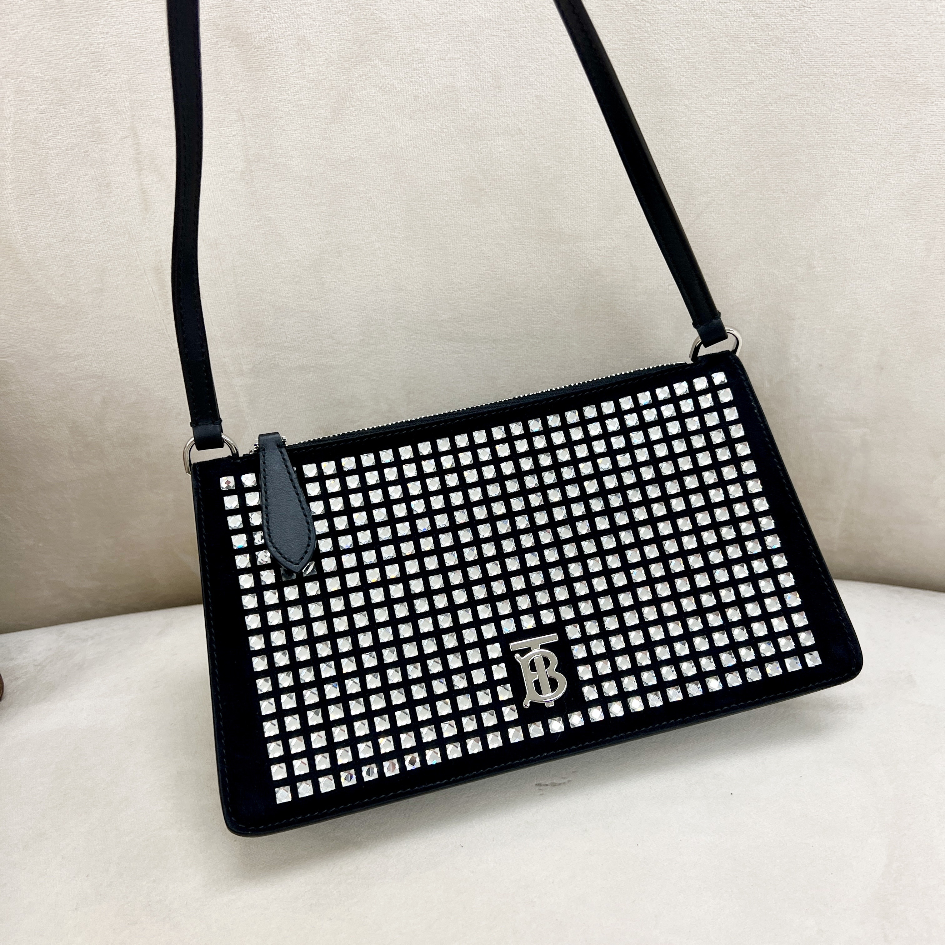 1BR1118-092 (Defect) BURBERRY Ls Tb Pouch Black #80622641 (B-EU-E)