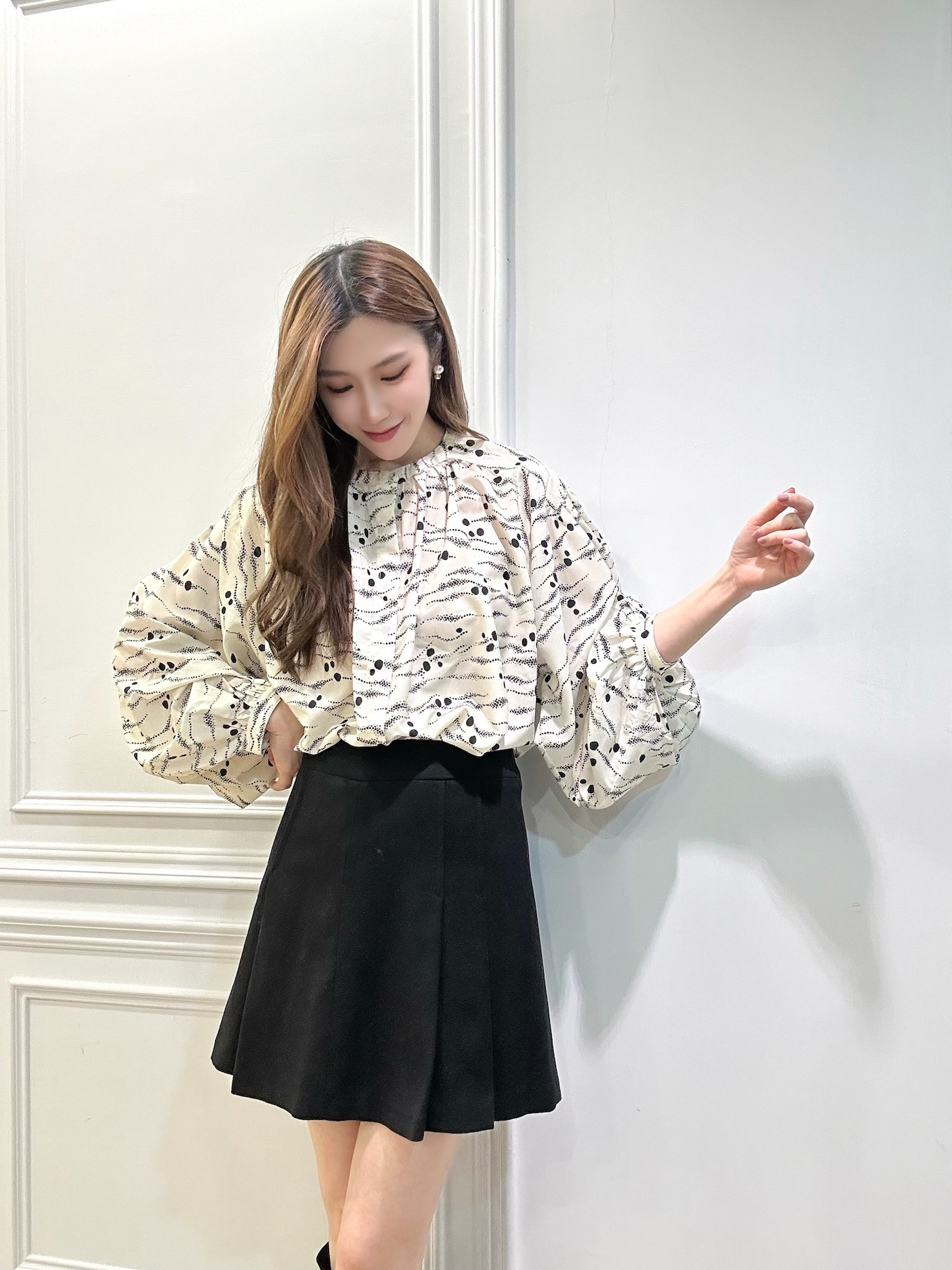 點點領間打褶上衣