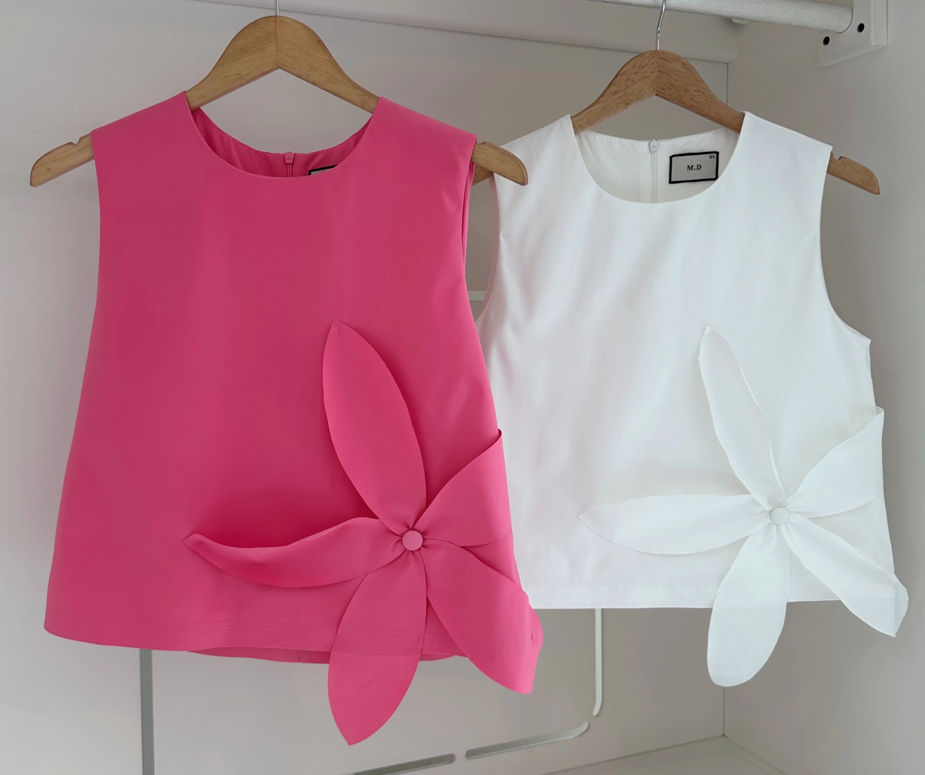 3D FLOWER SLEEVELESS BLOUSE