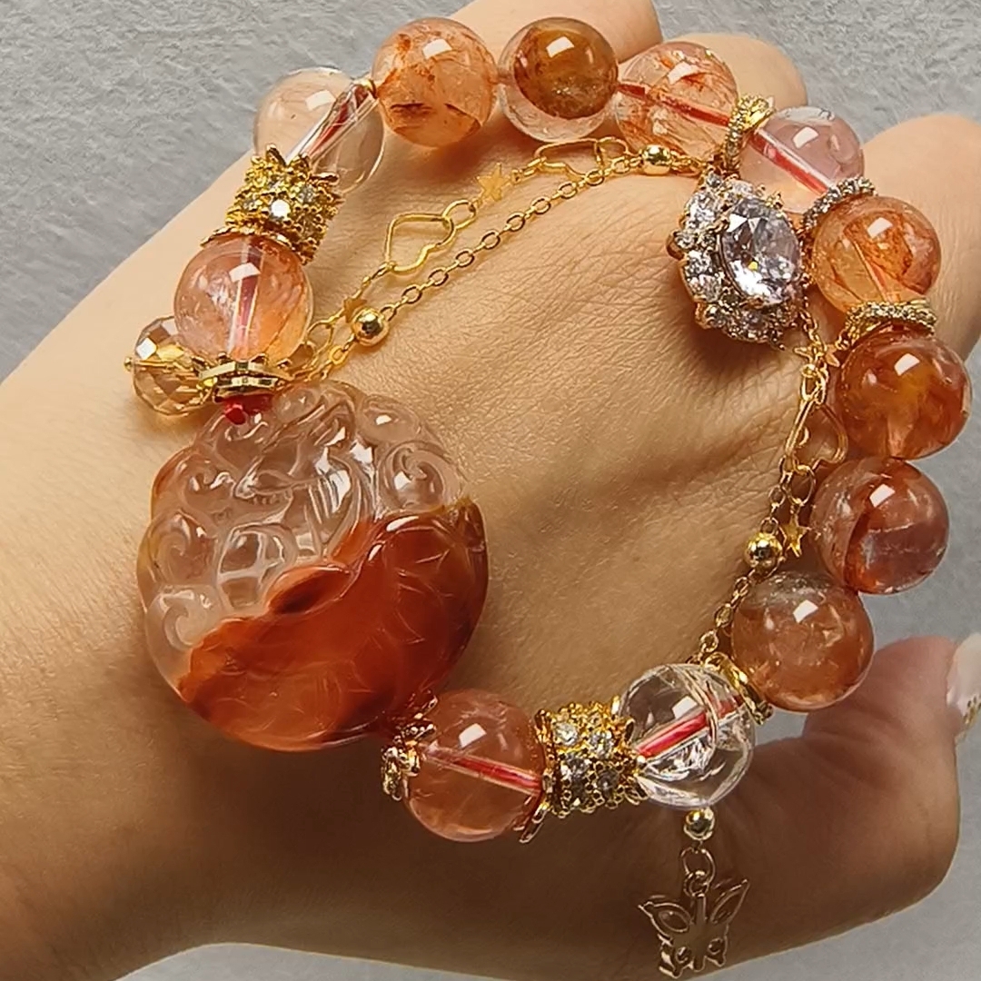 紅兔毛側面九尾狐配紅膠花手串