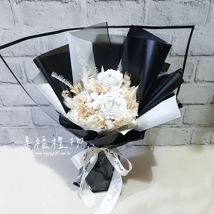 黑色描邊白色香皂花乾燥花花束,黑白系列