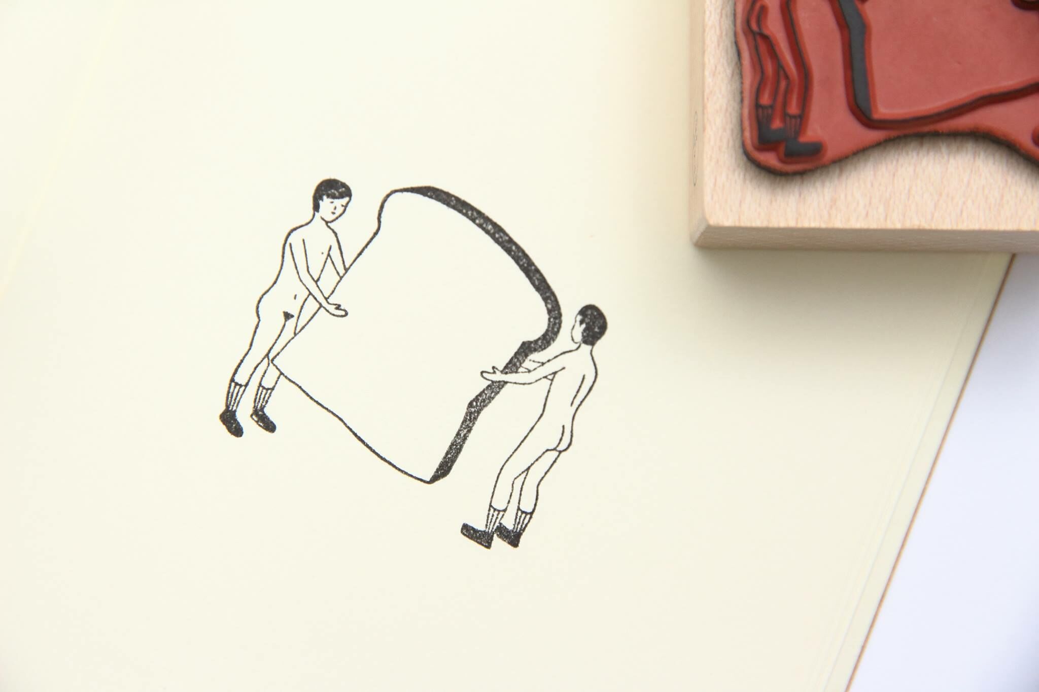 小代誌｜裸男搬運工原木印章 烤土司
