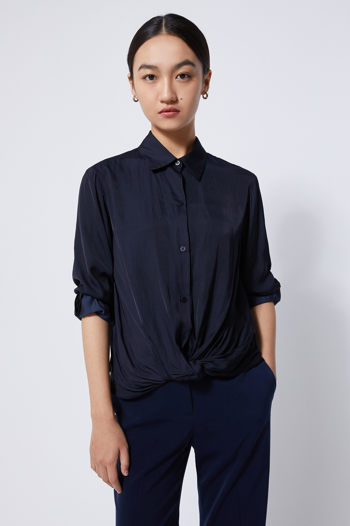 TWIST 扭轉長袖襯衫 女（丈青）