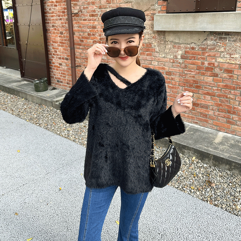 斜槓造型毛海毛衣