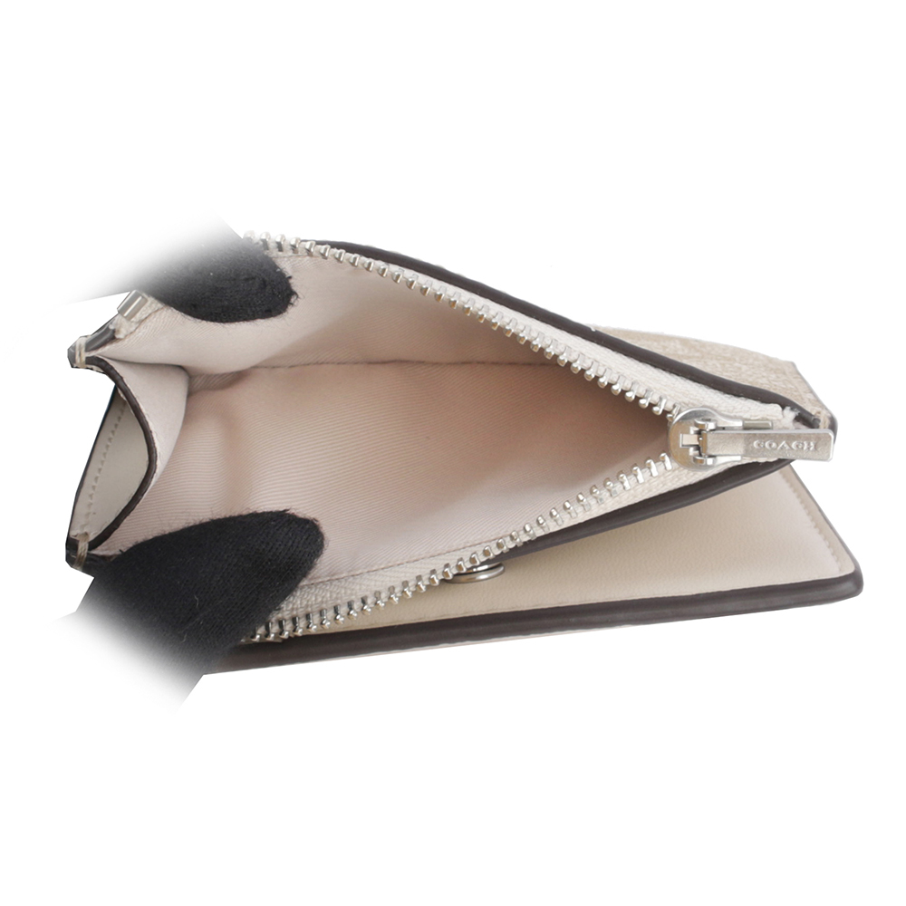 【COACH】銀字馬車Logo 塗層帆布暗釦二折短夾(淺卡其/白色) CM852 SIGHA