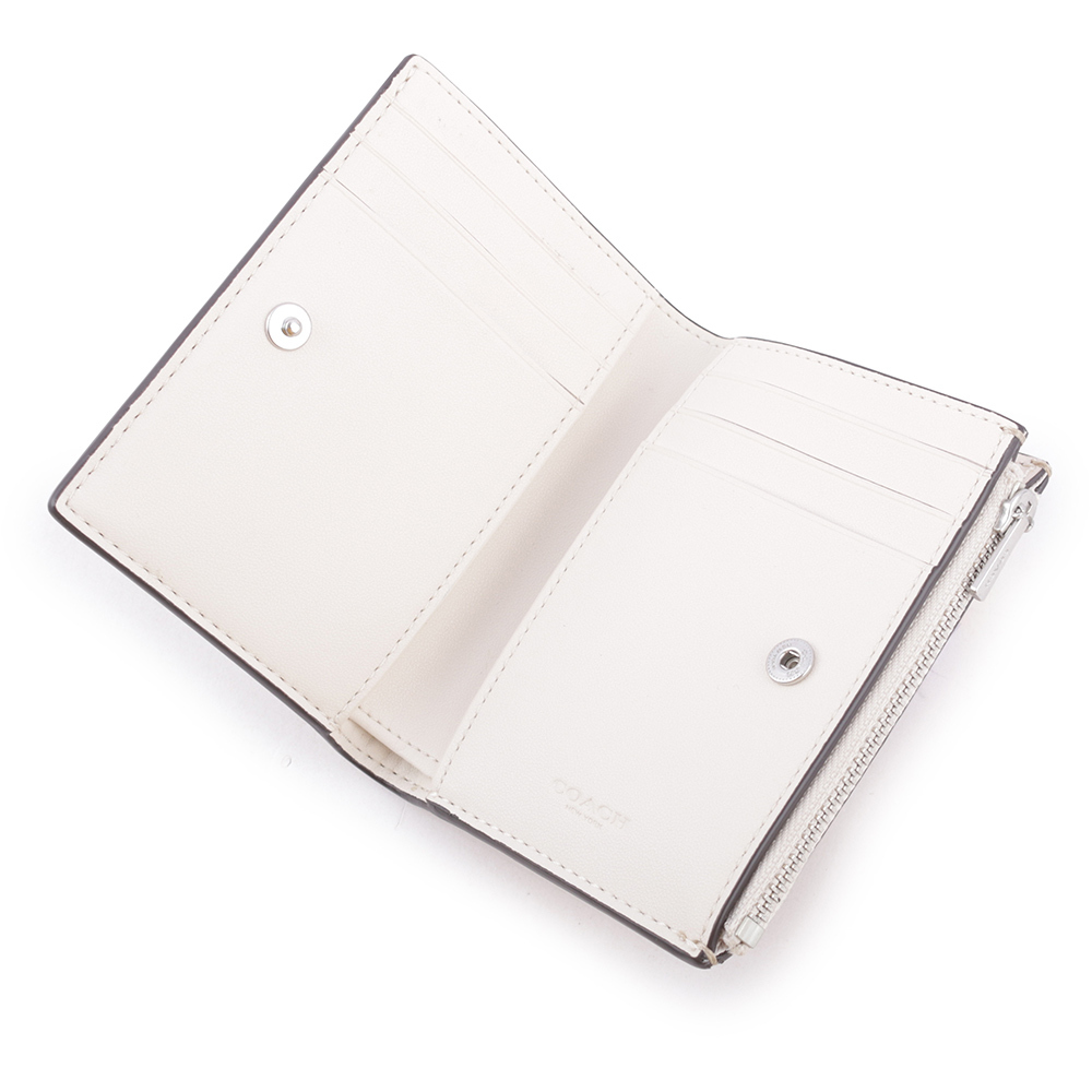 【COACH】銀字馬車Logo 塗層帆布暗釦二折短夾(淺卡其/白色) CM852 SIGHA