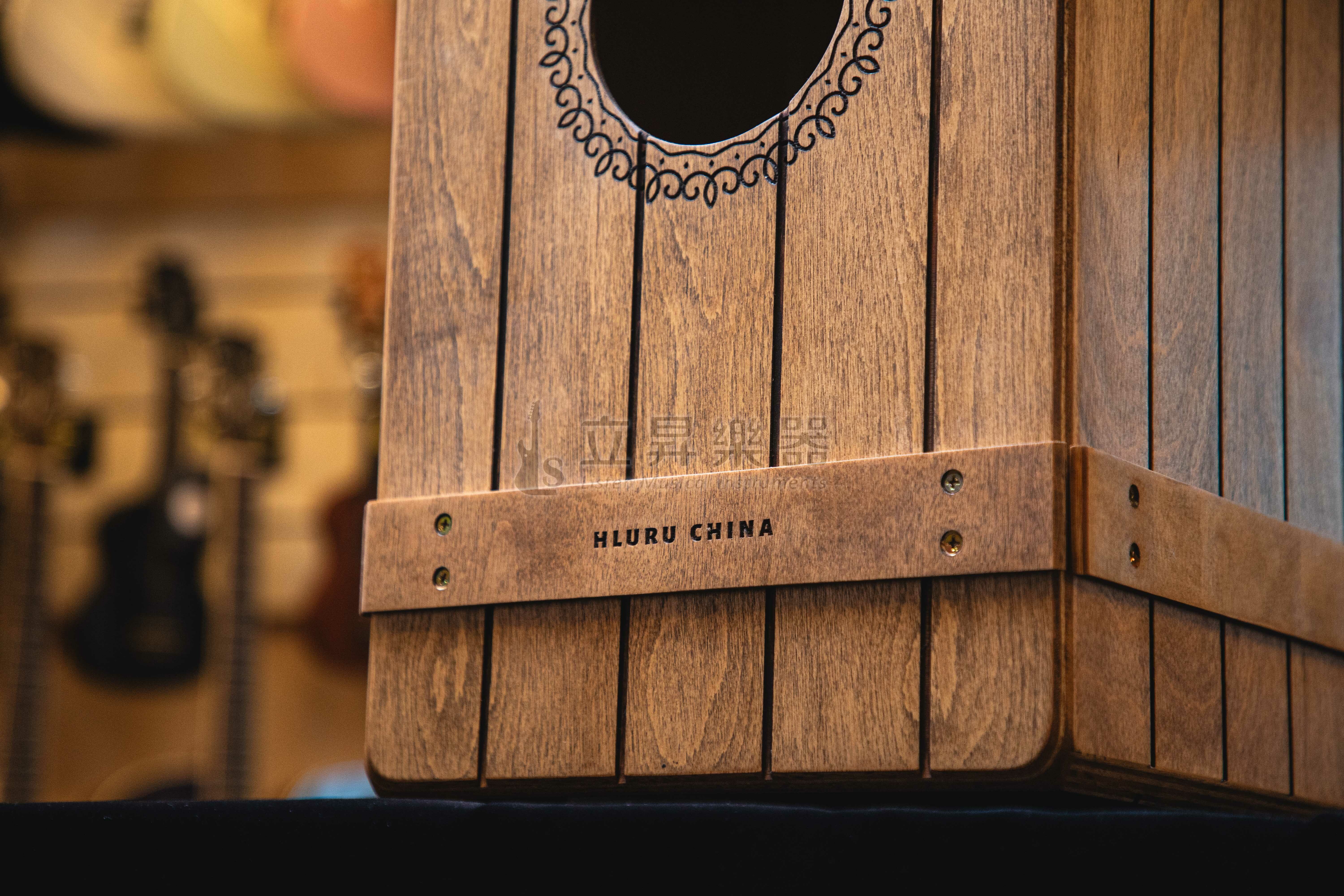 木箱鼓 Hluru 魯儒 朱雀系列 HCO-201 集裝箱造型 楓木材質 吉他響線 第 4 張圖片｜三峽吉他 / Bass