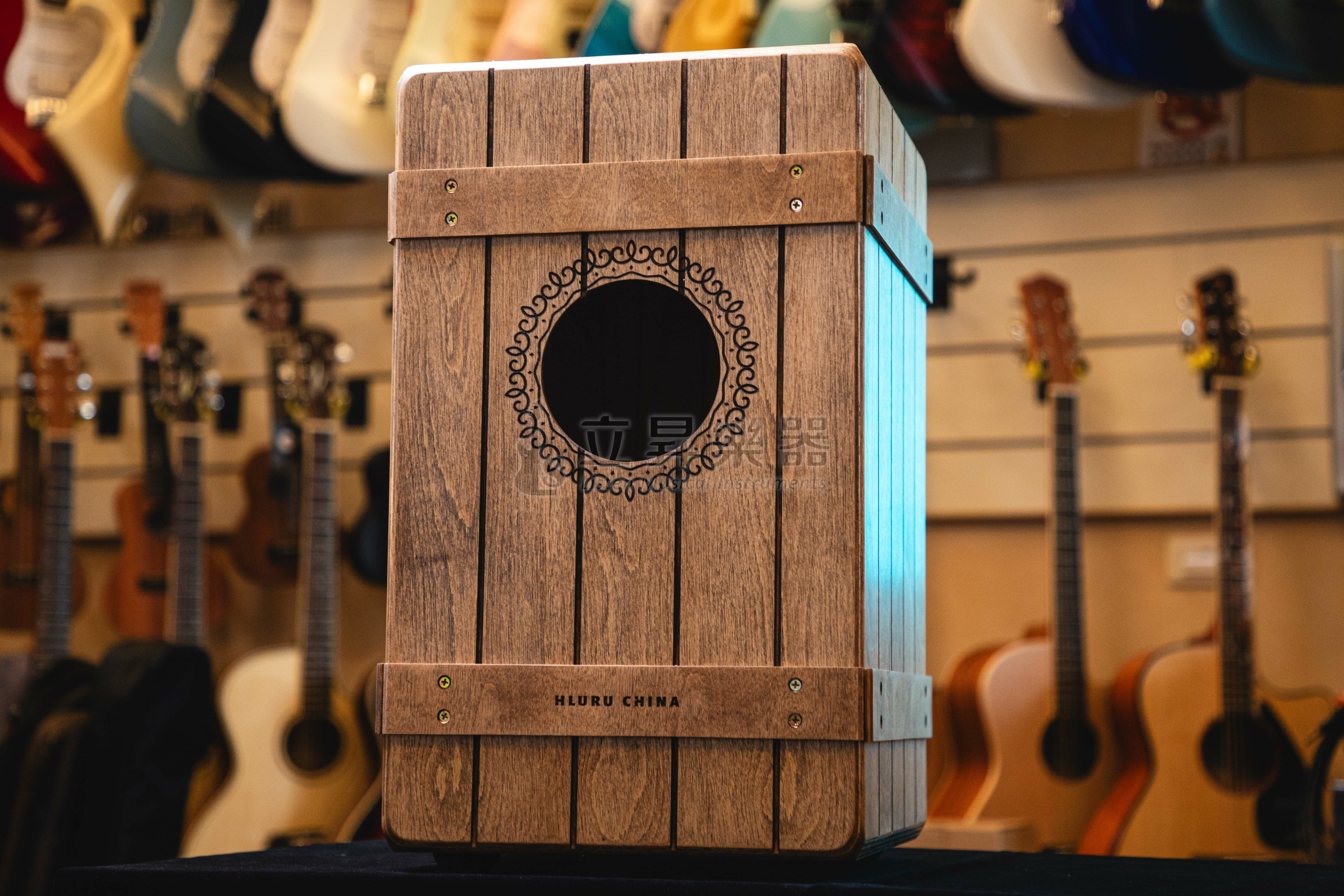 木箱鼓 Hluru 魯儒 朱雀系列 HCO-201 集裝箱造型 楓木材質 吉他響線 第 3 張圖片｜三峽吉他 / Bass