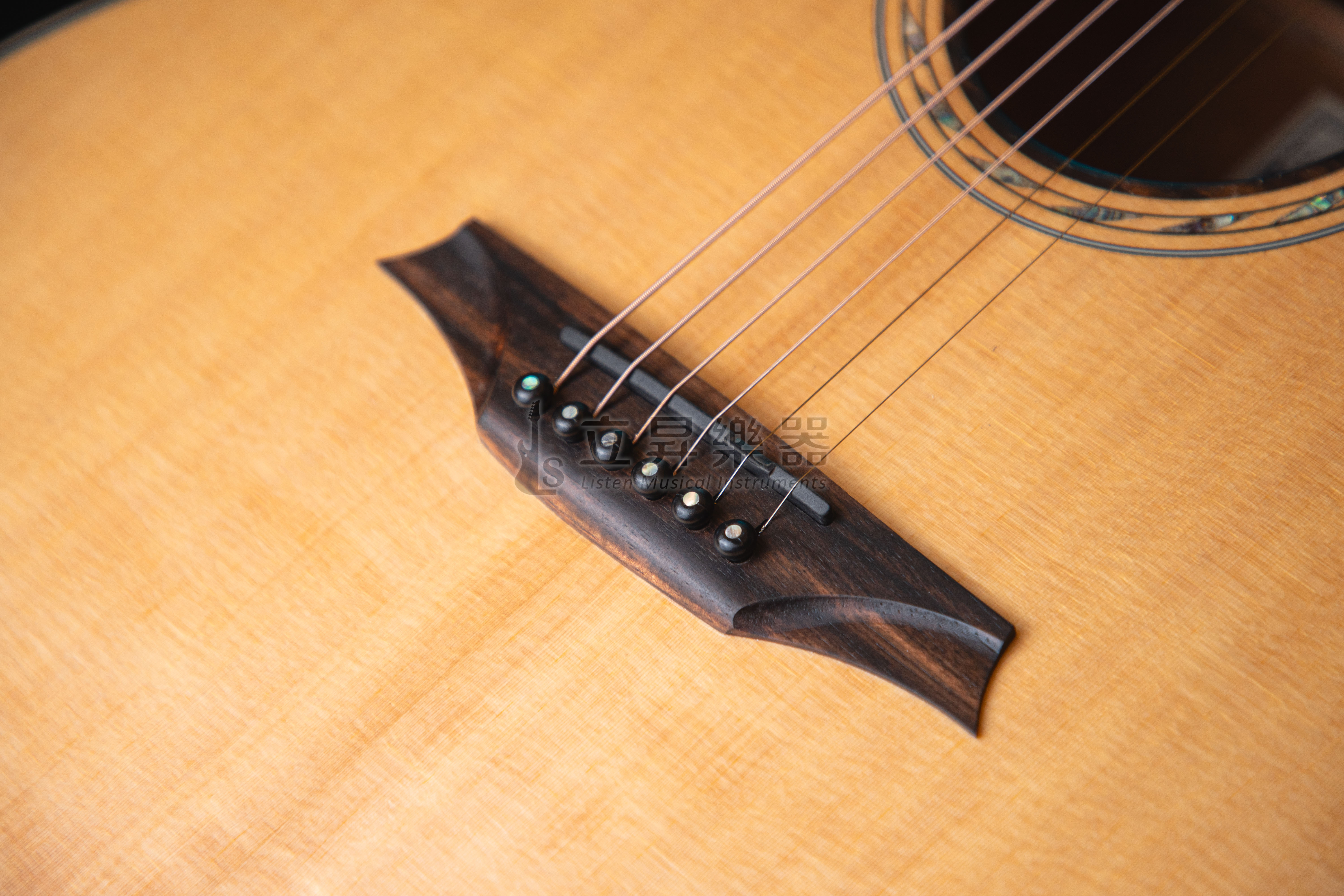 火山 Bromo BAT4CE 雲杉木面單 火山指板鑲嵌 阿馬拉烏木琴橋指板 Hillside Auditorium缺角 ToneFlow簍空音梁系統 第 4 張圖片｜三峽鼓 / 打擊