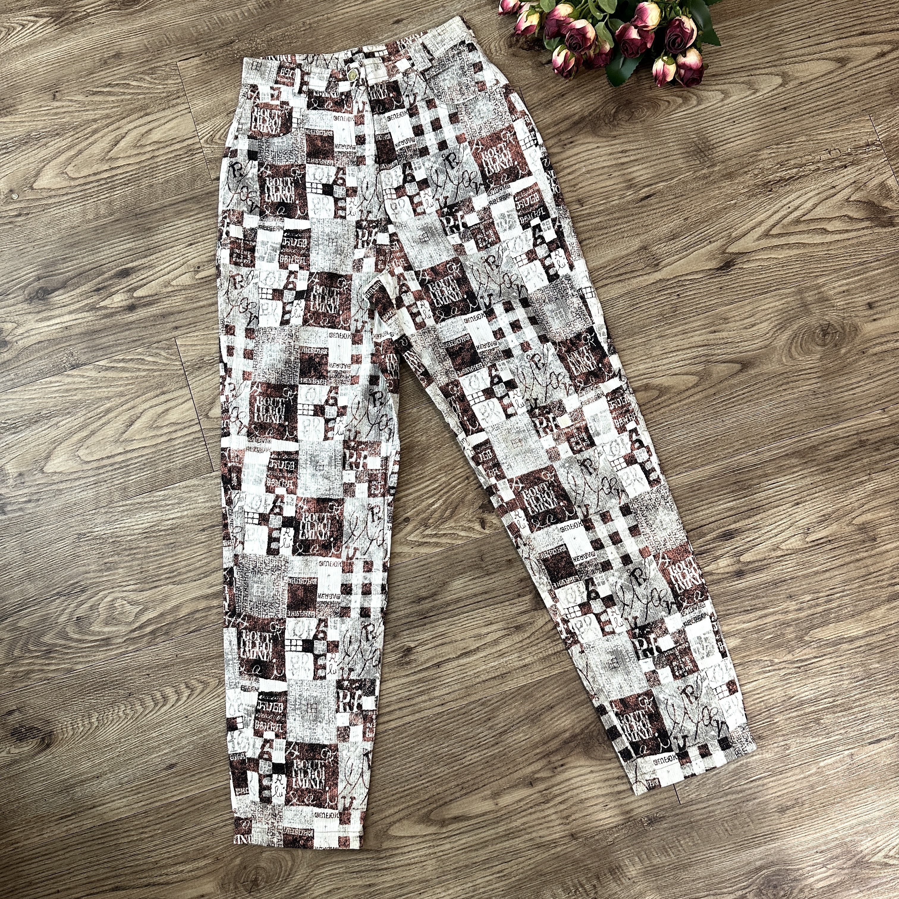 紅白方格配英文字母長褲