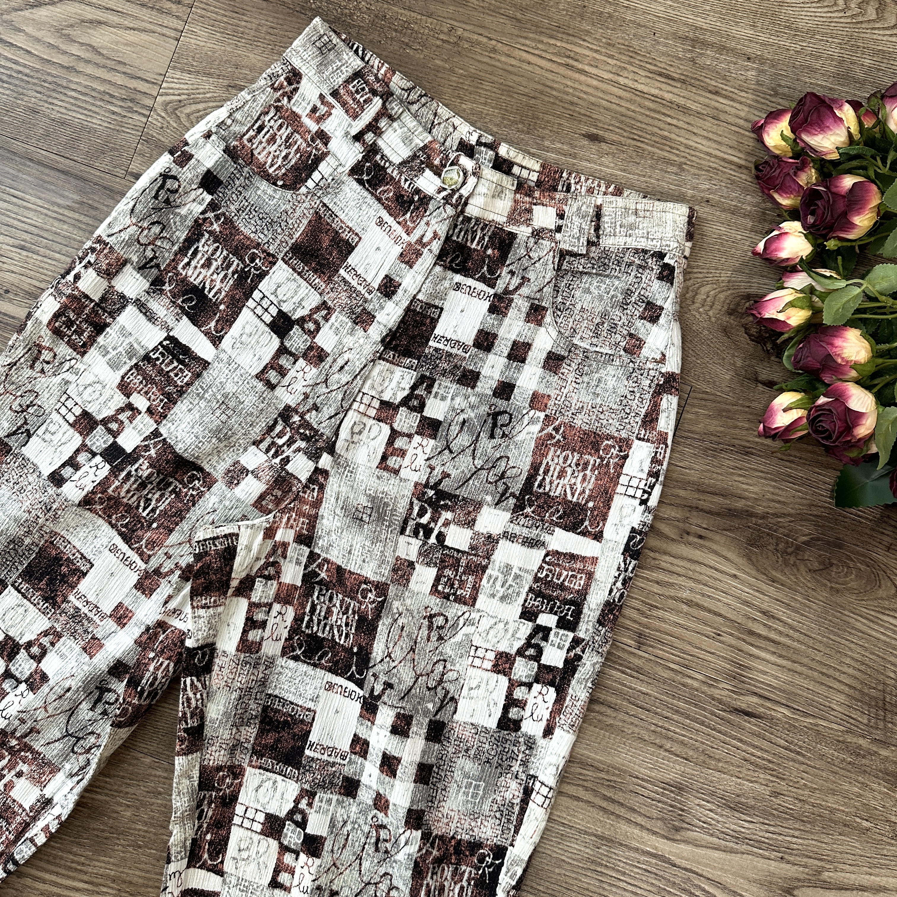 紅白方格配英文字母長褲