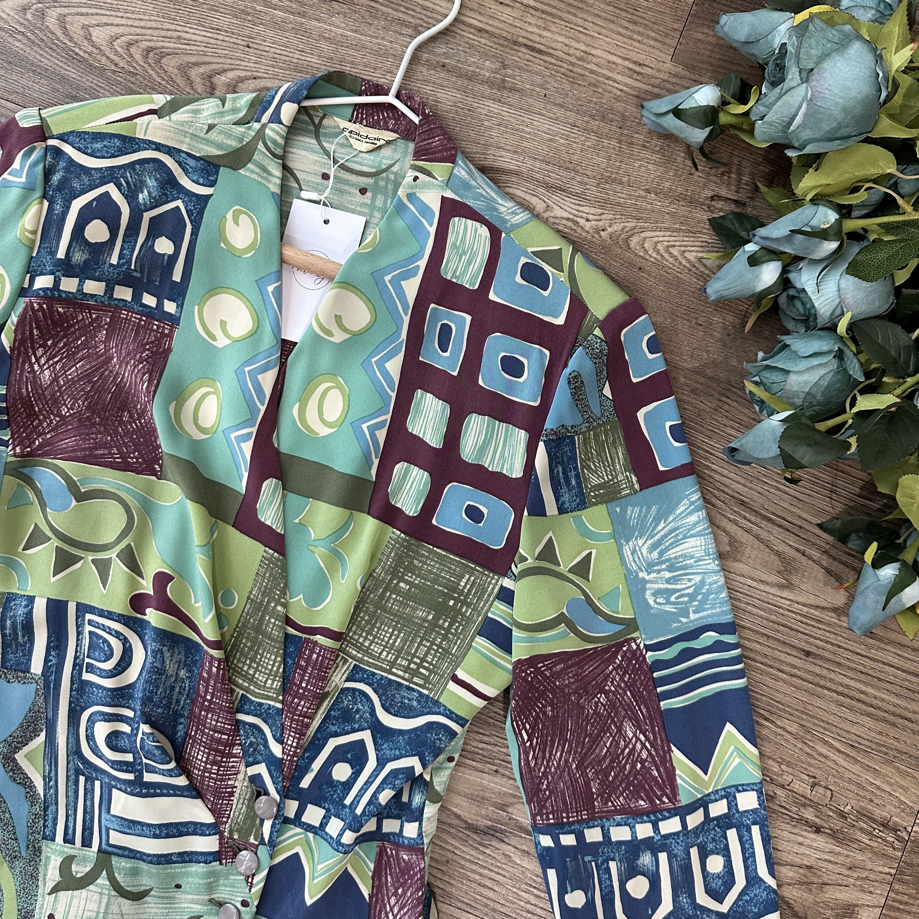 藍綠色幾何圖形設計感上衣