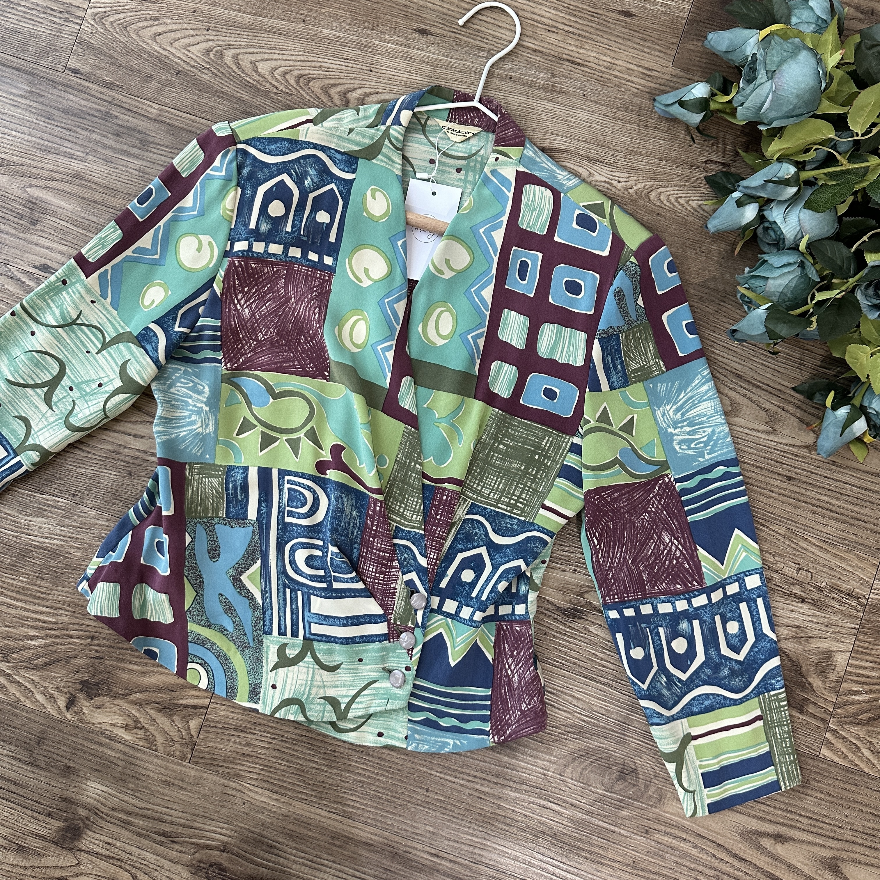 藍綠色幾何圖形設計感上衣