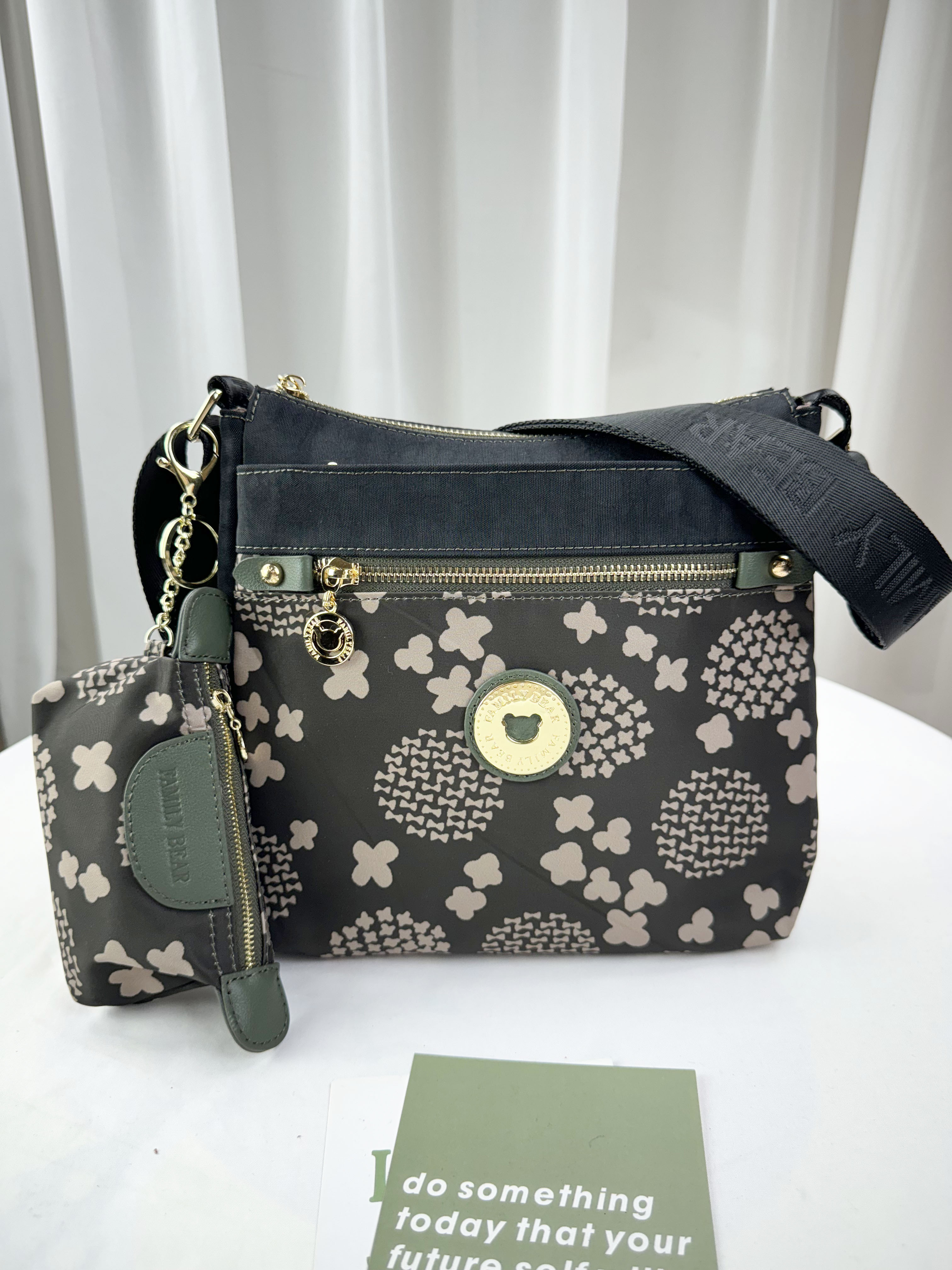 FamilyBear 墨綠圖騰防潑水肩背包 / 側背包 附零錢包 #2676