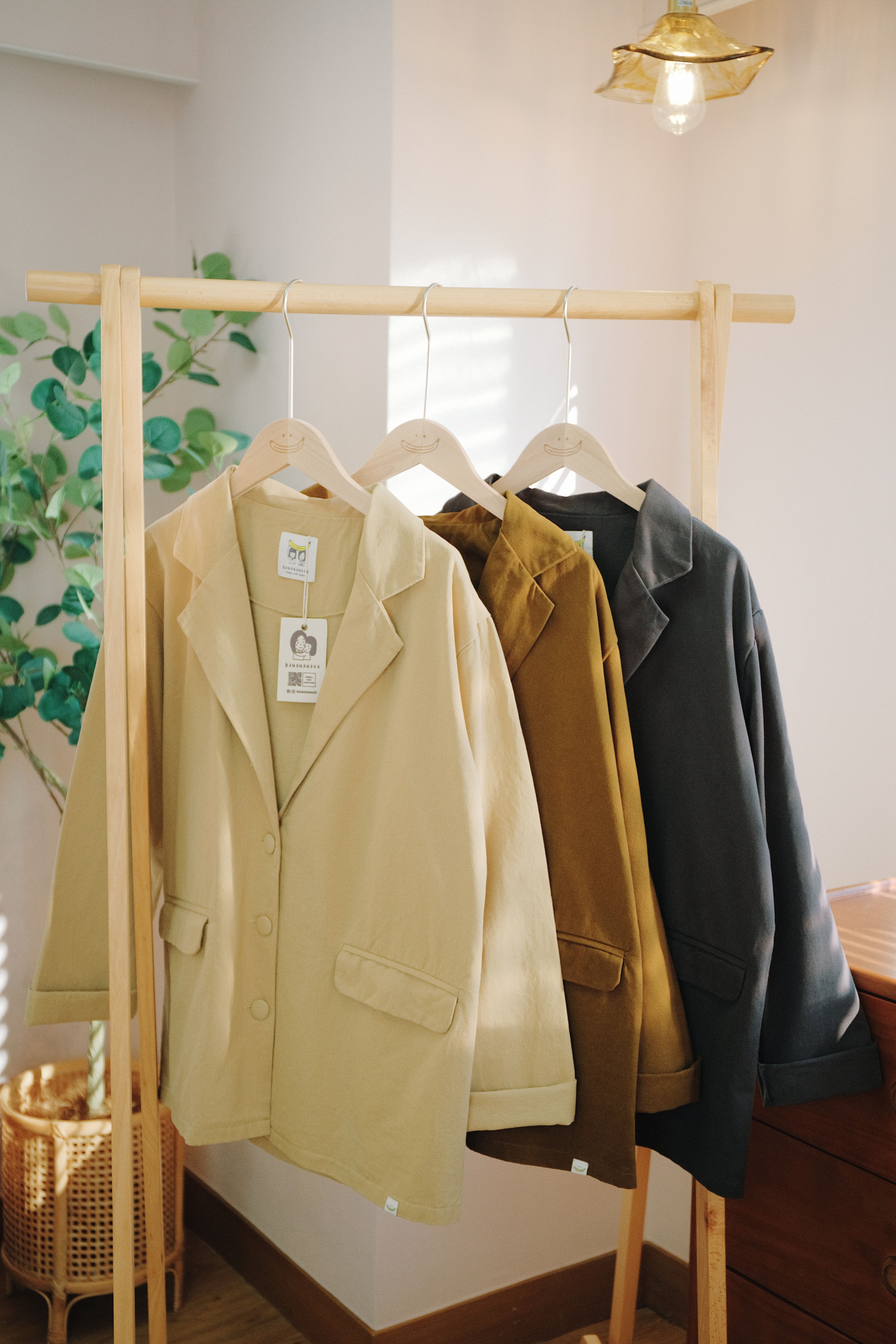 三色／挺身包鈕西裝外套／Straight Fabric Covered Button Blazer