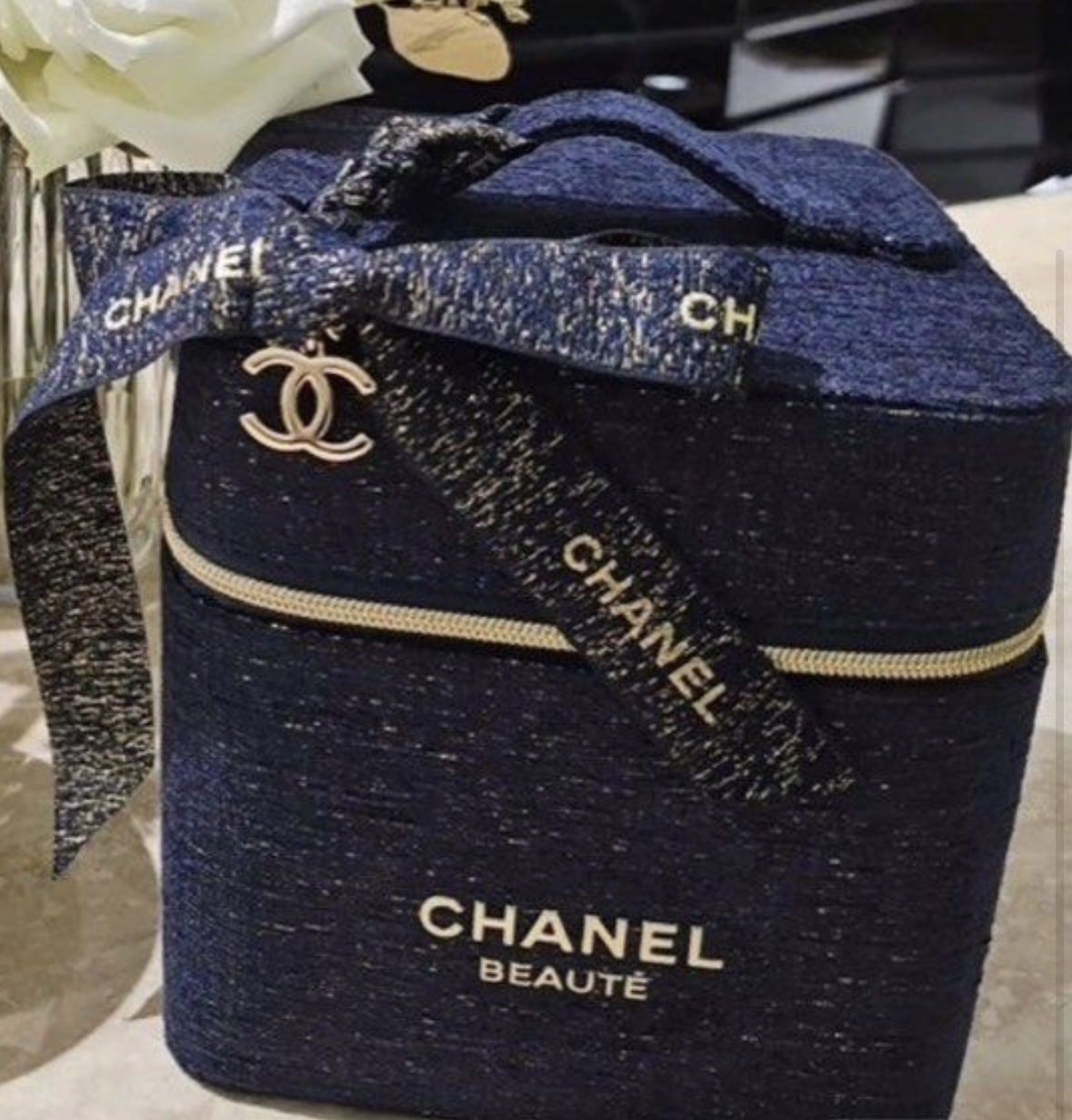 CHANEL BEAUTÉ Beauty VIP 專櫃贈品牛仔色盒子 化妝袋 配絲帶及LOGO扣