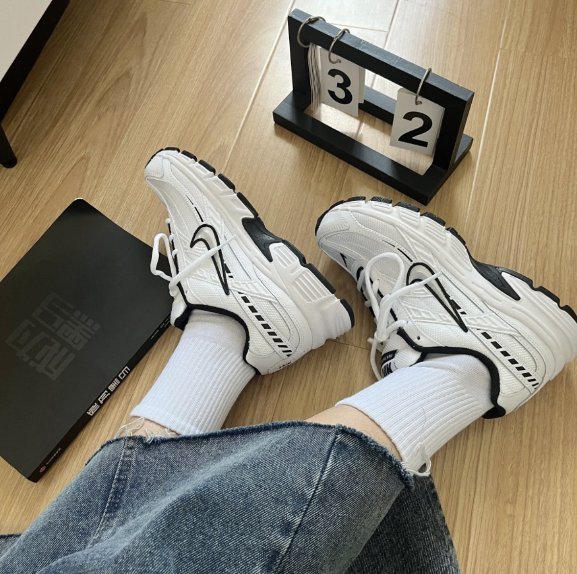 NIKE WMS INITIATOR 復古運動鞋 米白黑