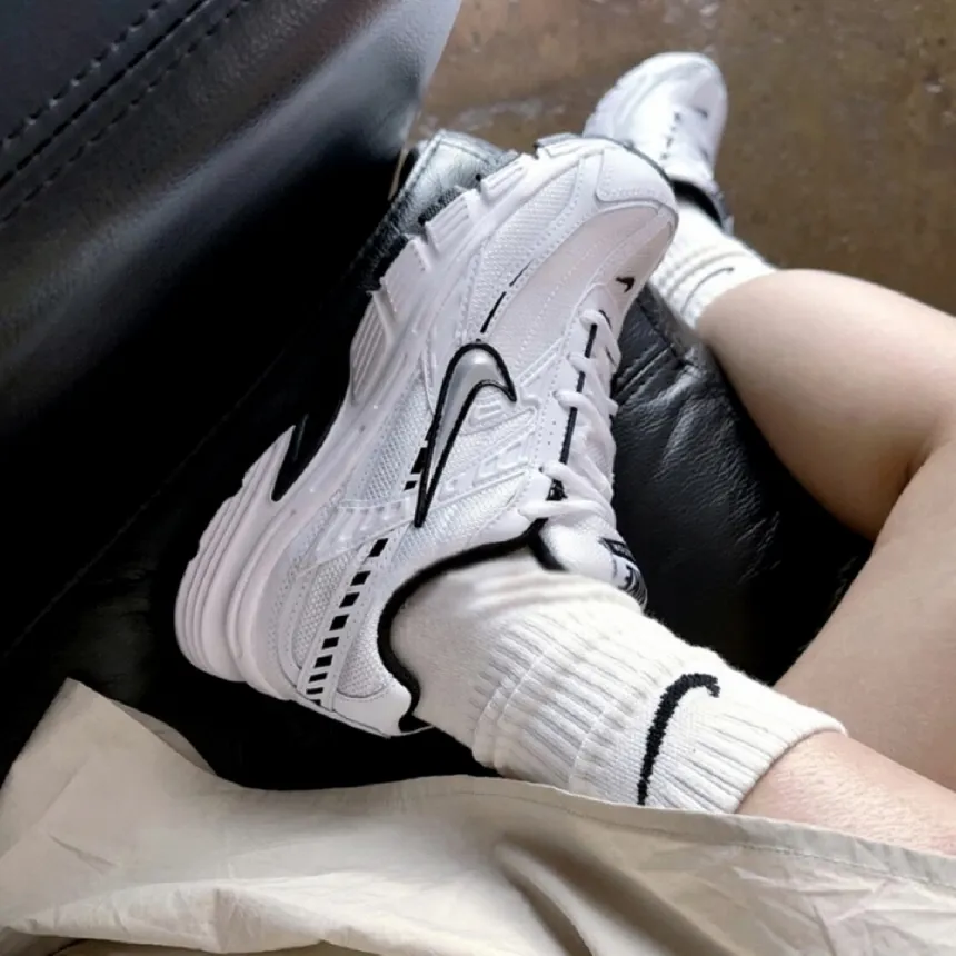 NIKE WMS INITIATOR 復古運動鞋 米白黑