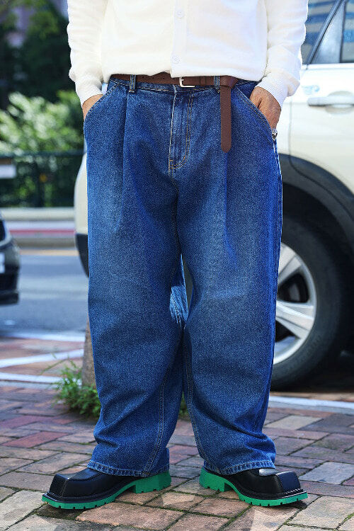 細褶寬鬆款牛仔褲