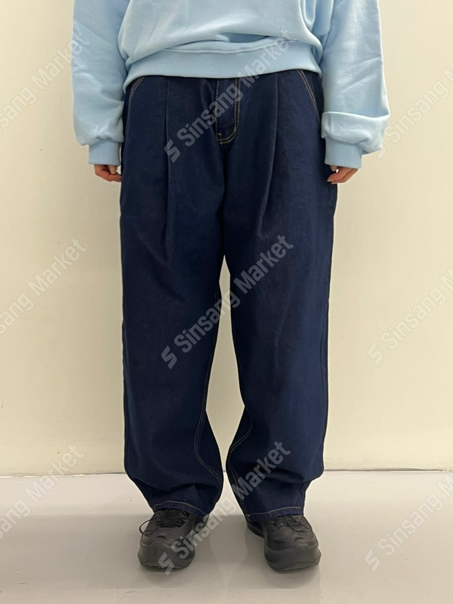 細褶寬鬆款牛仔褲