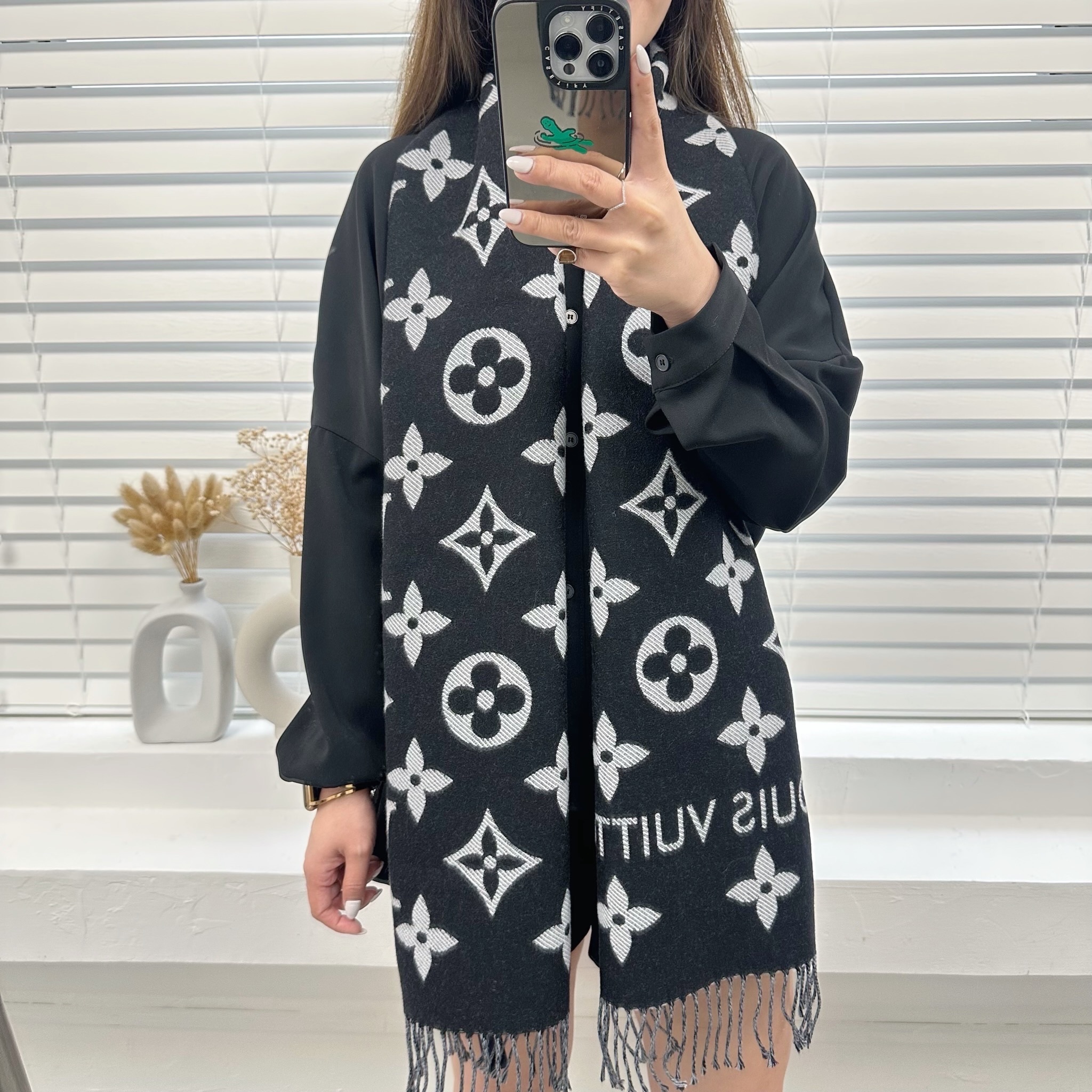LV Essential Scarf