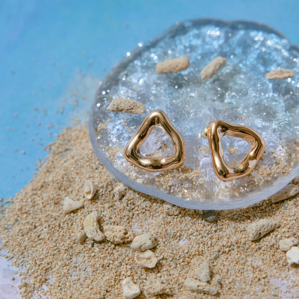 YOKO 彎曲三角耳環