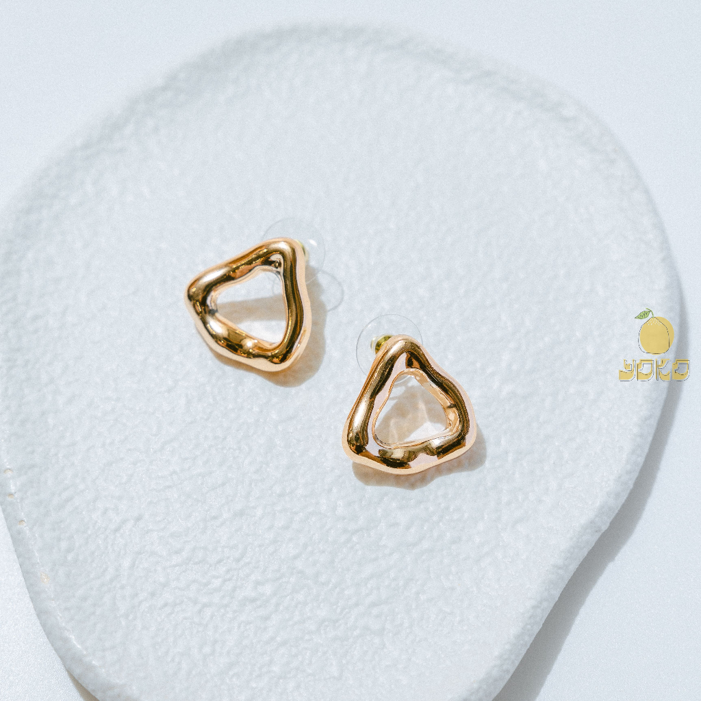 YOKO 彎曲三角耳環