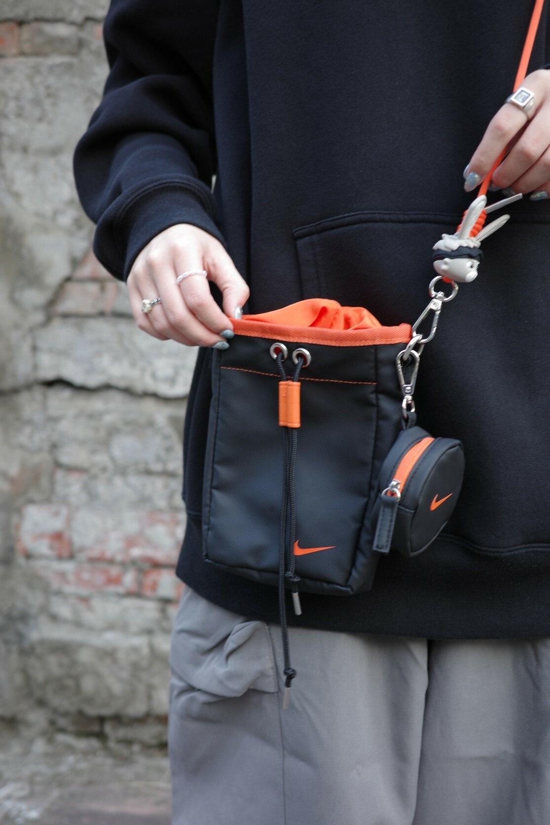 Nike 海外限定抽繩小包側背包 (BG034-018A)