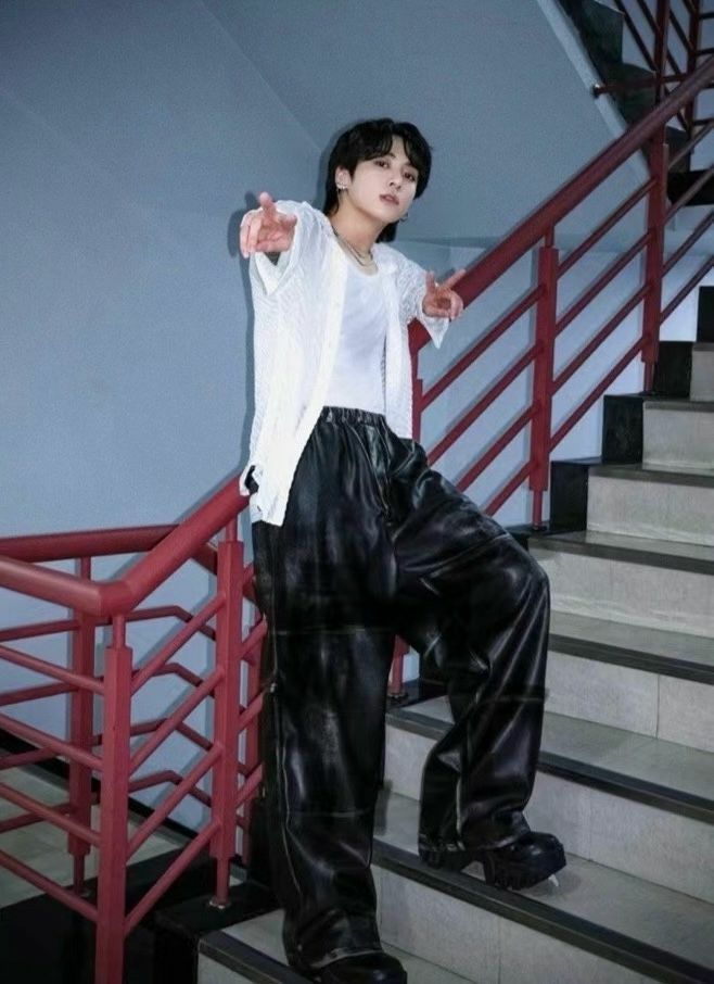 淨色合成皮鬆身褲 P2692