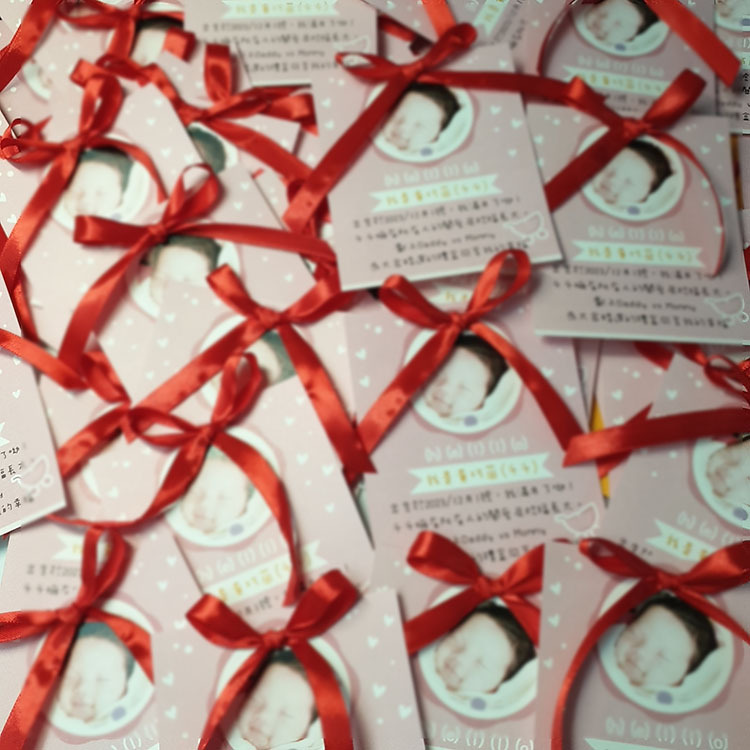 蝴蝶結寶寶彌月小卡,滿月卡,防水卡材質,彌月小卡內容,彌月小卡急件,彌月小卡沖洗,彌月小卡公版,彌月小卡製作,彌月小卡印刷,彌月卡片,彌月卡尺寸,彌月卡設計,桃園彌月卡,baby-full-moon-card,