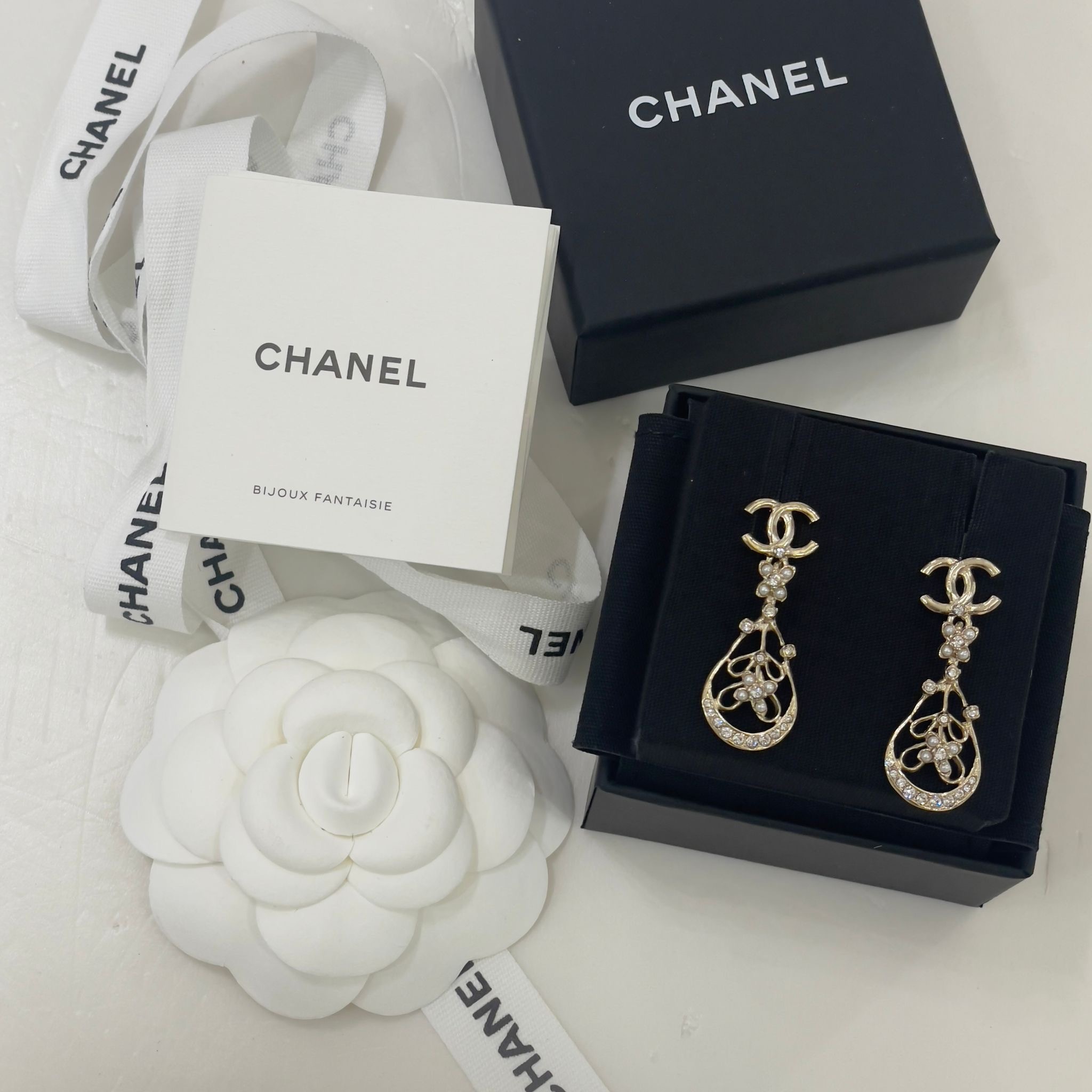 全新CHANEL耳環ABC104 珍珠水鑽CC垂吊通花 #BRAND NEW #香榭站正品