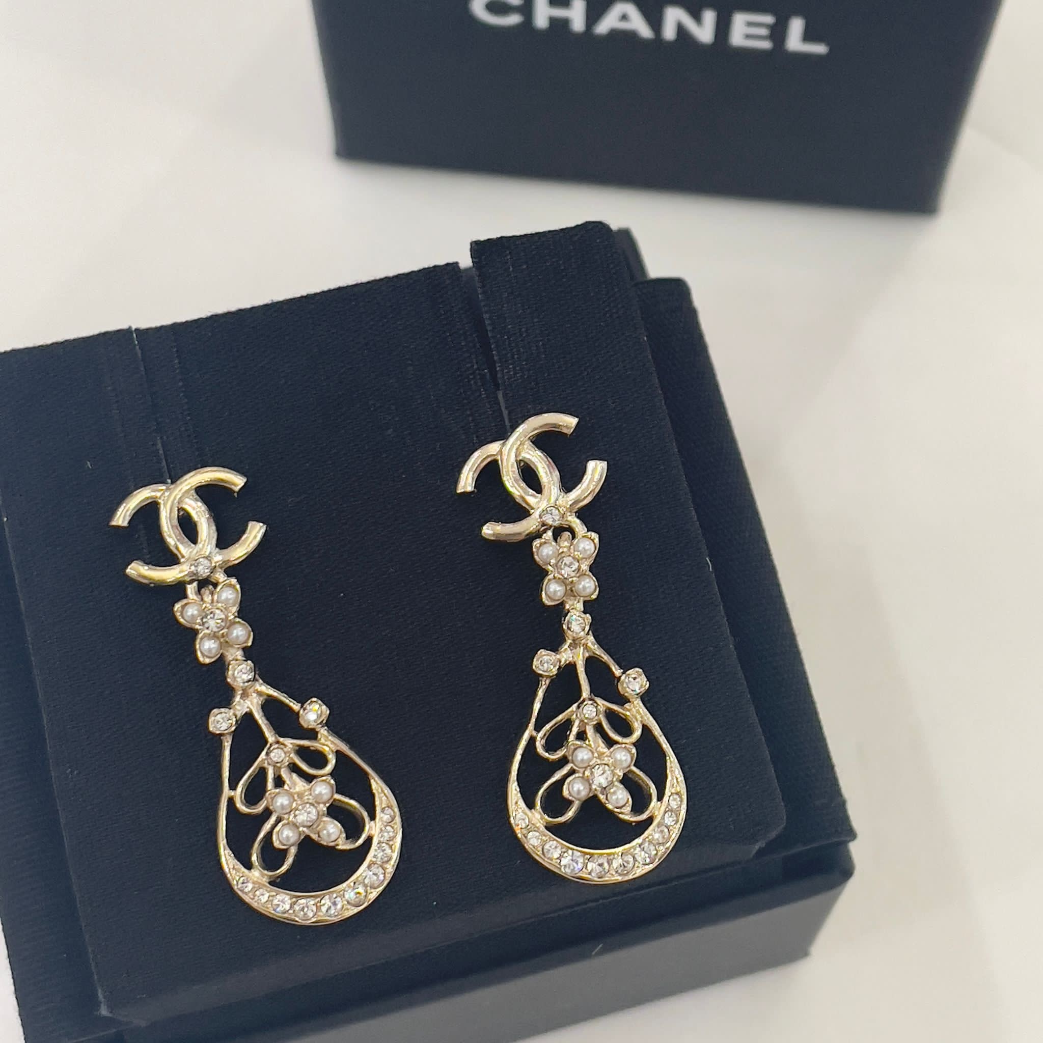 全新CHANEL耳環ABC104 珍珠水鑽CC垂吊通花 #BRAND NEW #香榭站正品