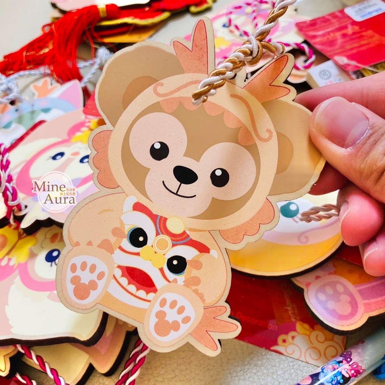 (現貨) 2024 新春限定 達菲 Duffy 龍裝造型 木製 繪馬 掛飾 -香港迪士尼樂園