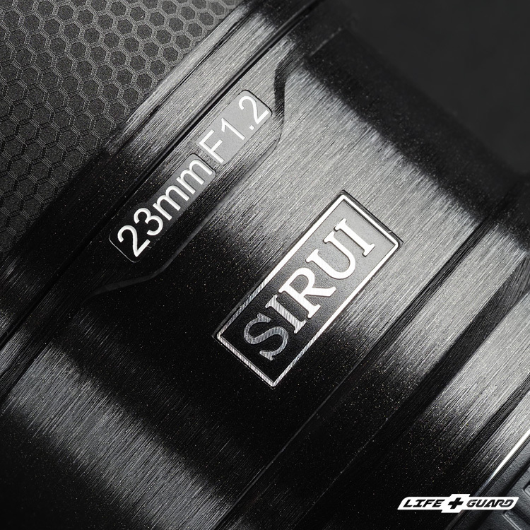 髮絲黑貼膜質感特寫，LIFE+GUARD 設計風格