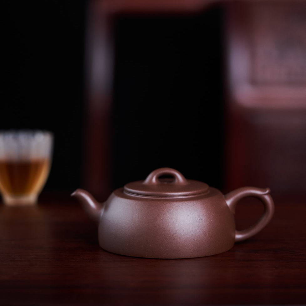 【井欄】--整器造型簡約 線條凝練 壺鈕拿捏平穩 飛把恰好端持 穩重大方 具有裝飾之美