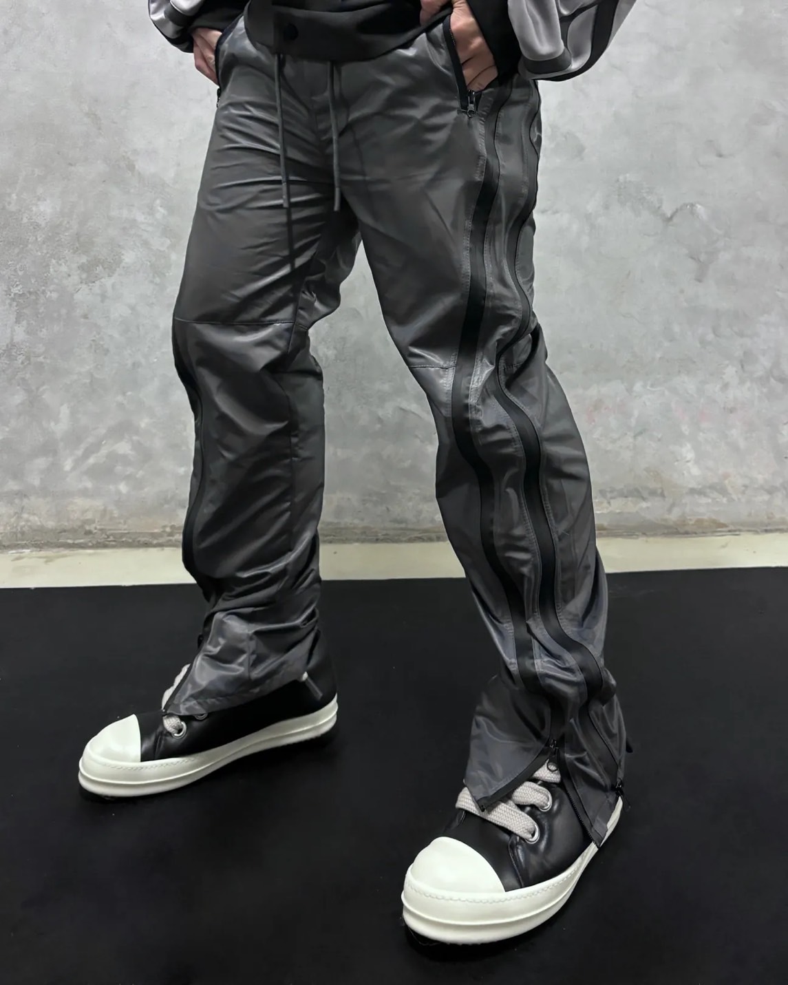 OPO 全拉鍊彎刀長褲