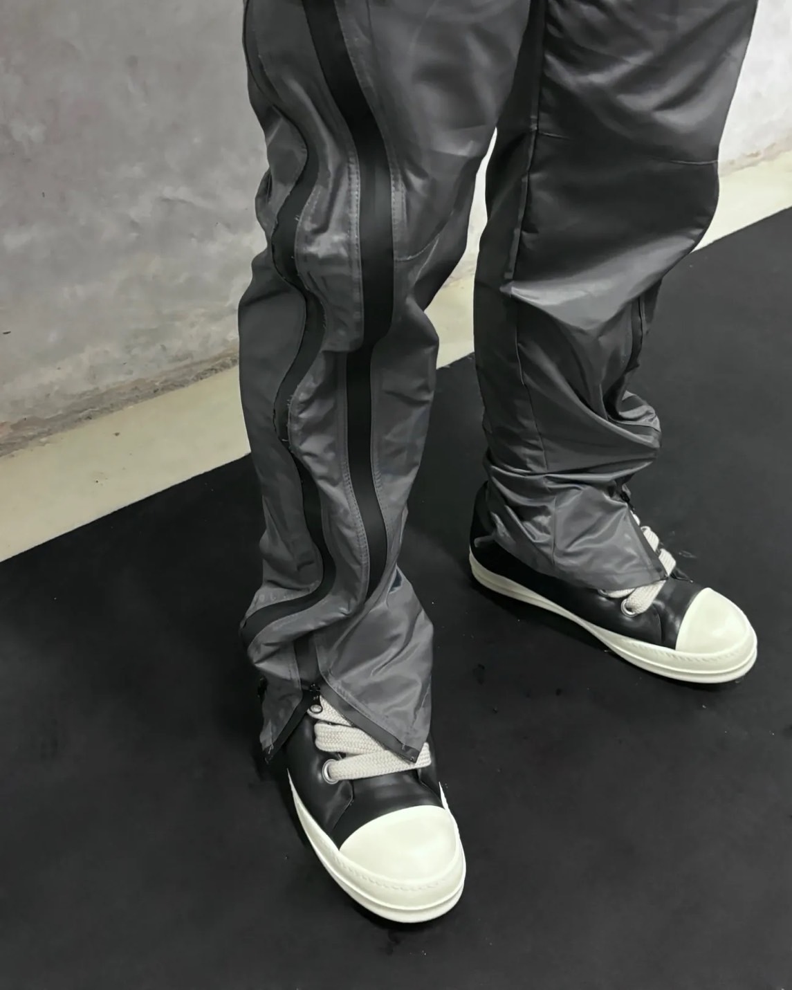 OPO 全拉鍊彎刀長褲