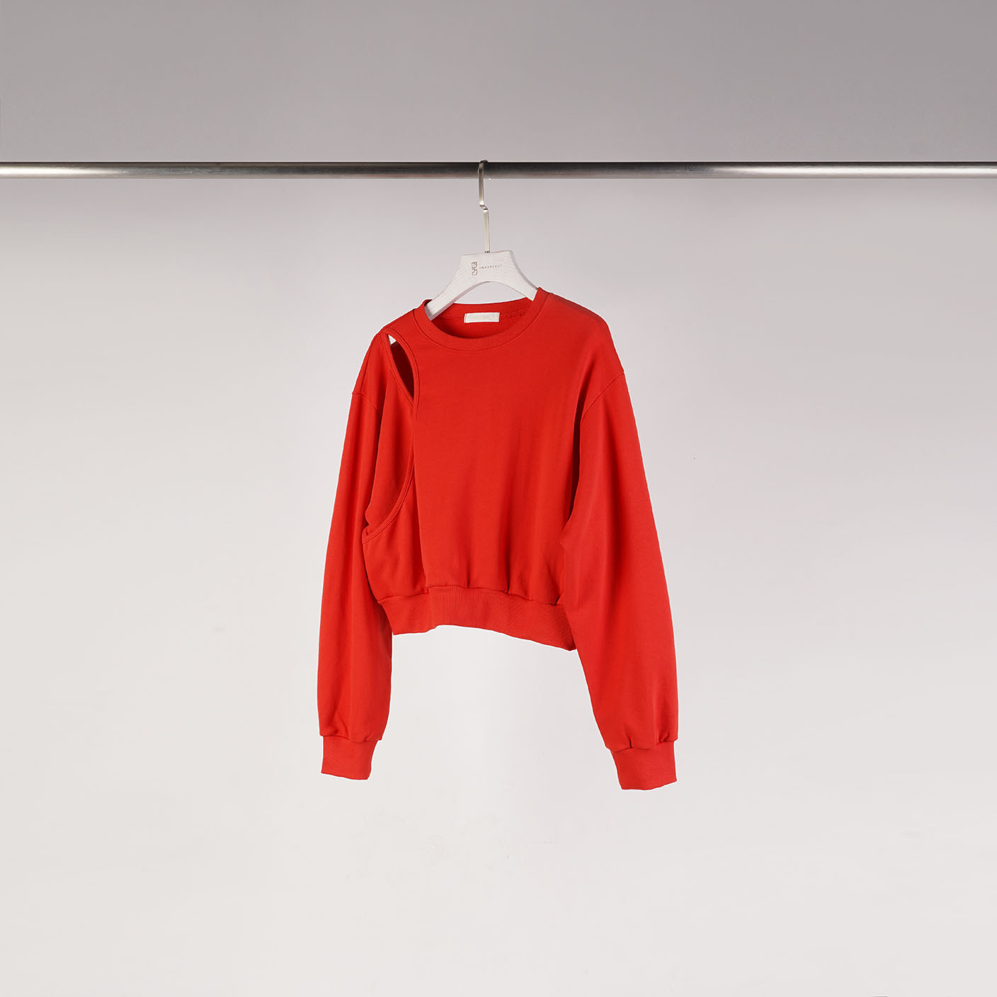 設計感挖肩大學T | 高調紅