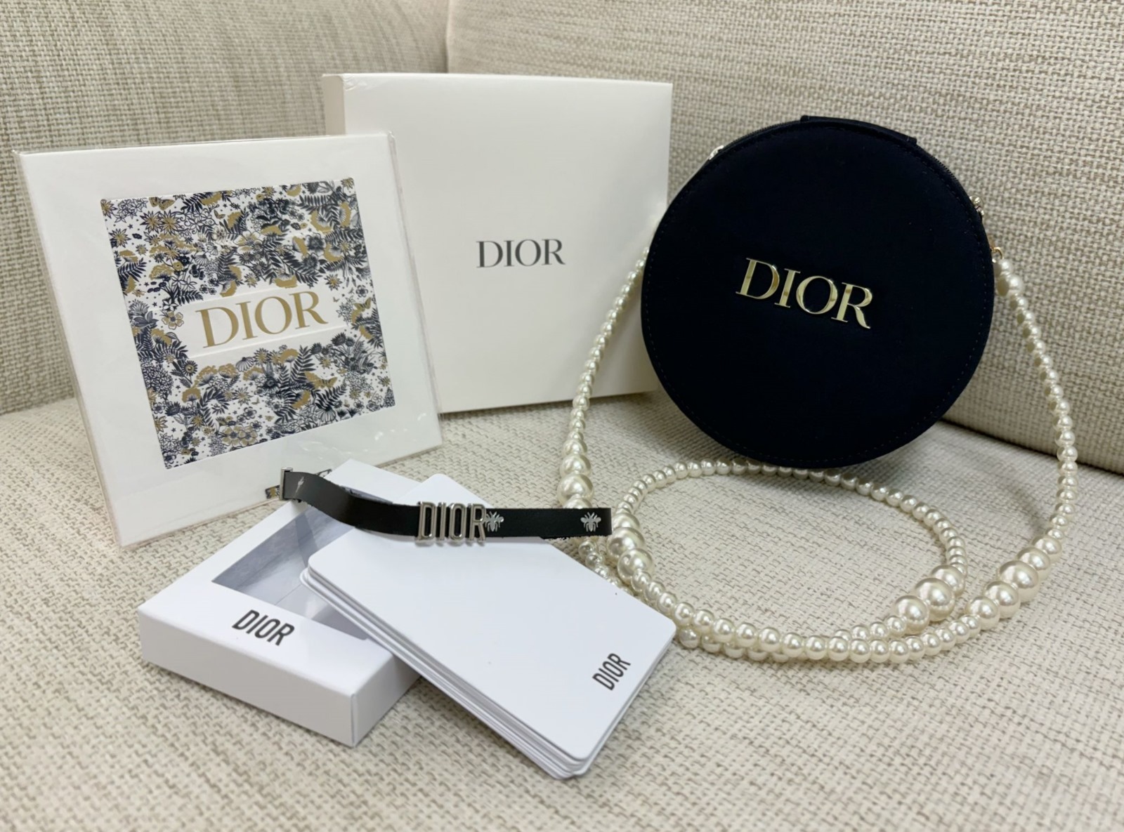 少量現貨🔥🔥 Dior最新款棉布質地化妝袋 x 珍珠鏈套裝 -M