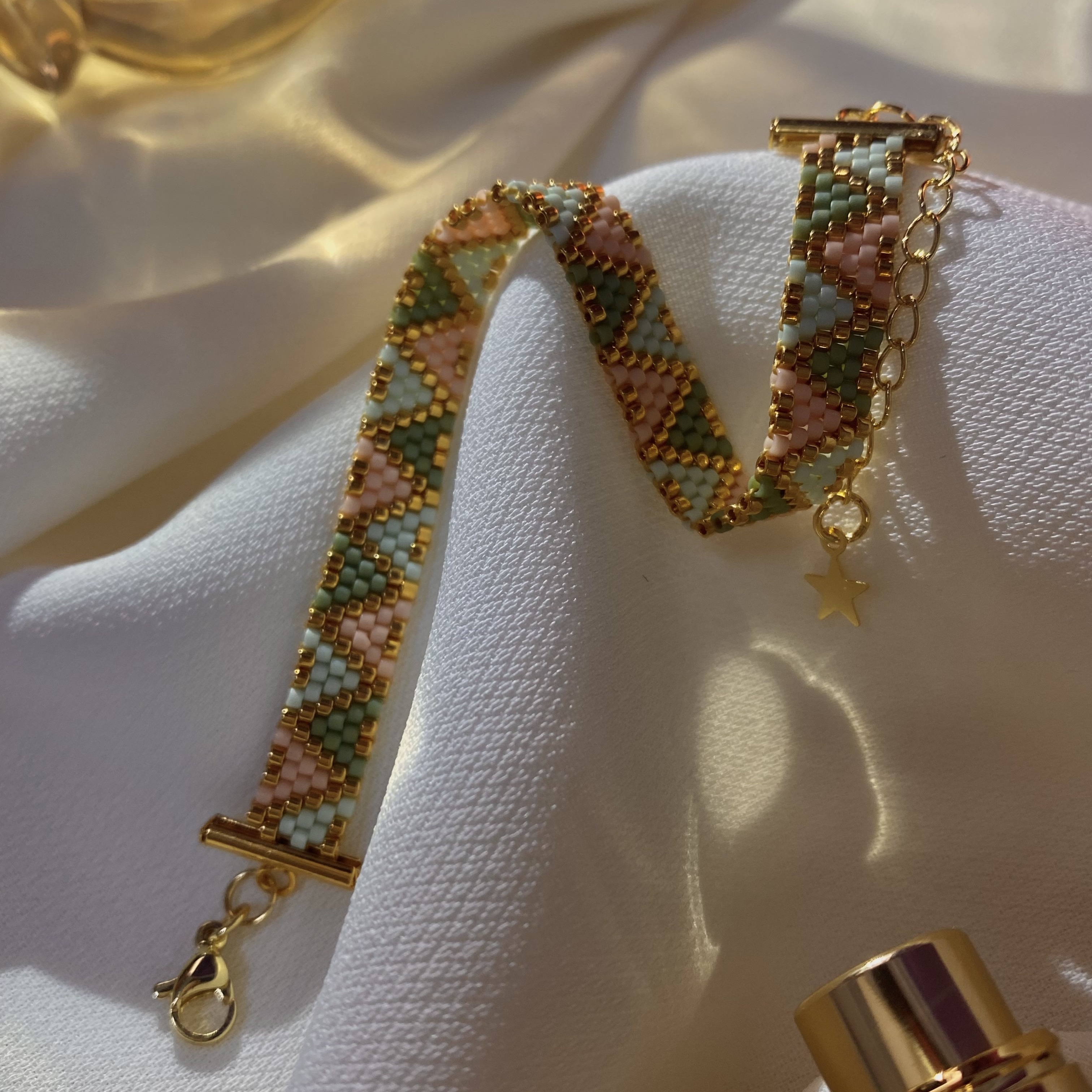 山湖碧粉 | 寬帶串珠編織手鍊