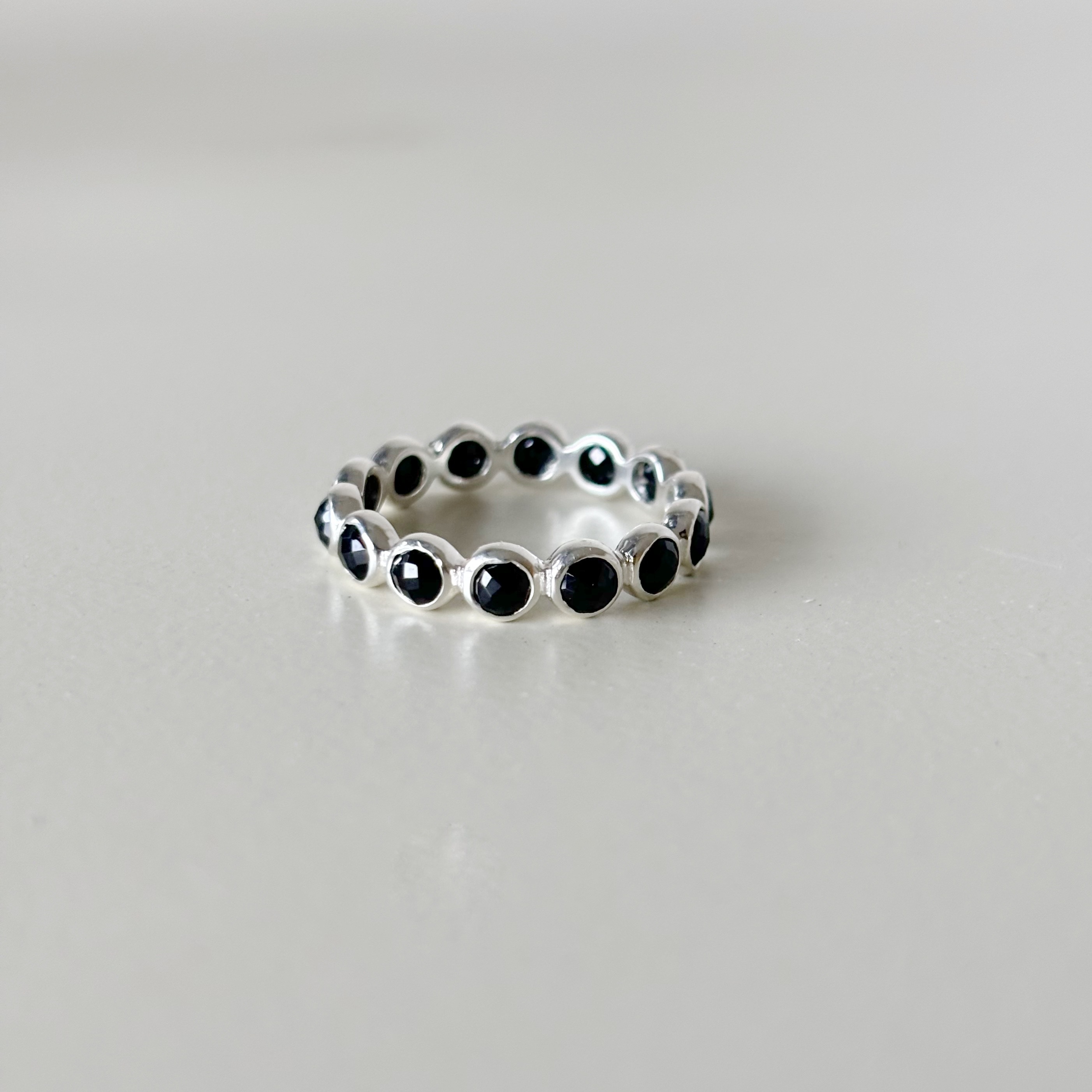 整圈簡約小圓黑尖晶戒指