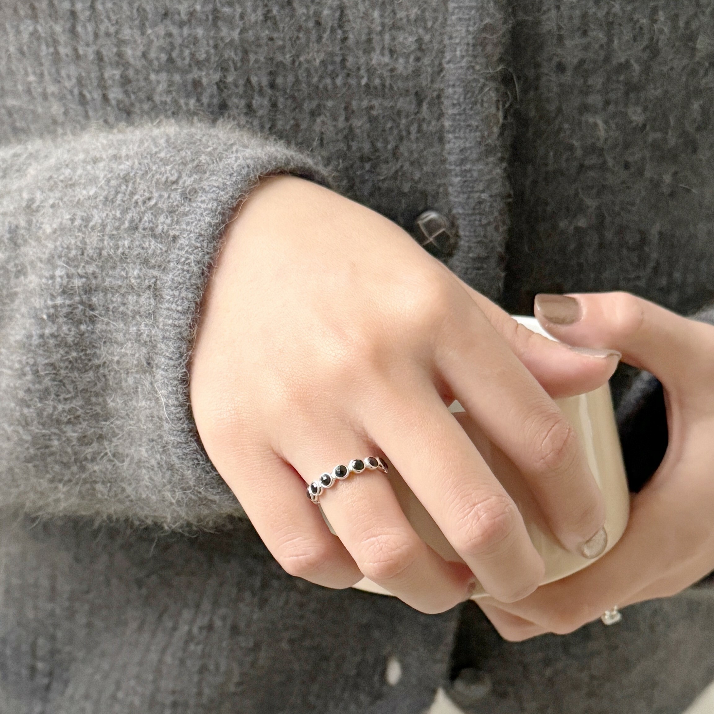 整圈簡約小圓黑尖晶戒指