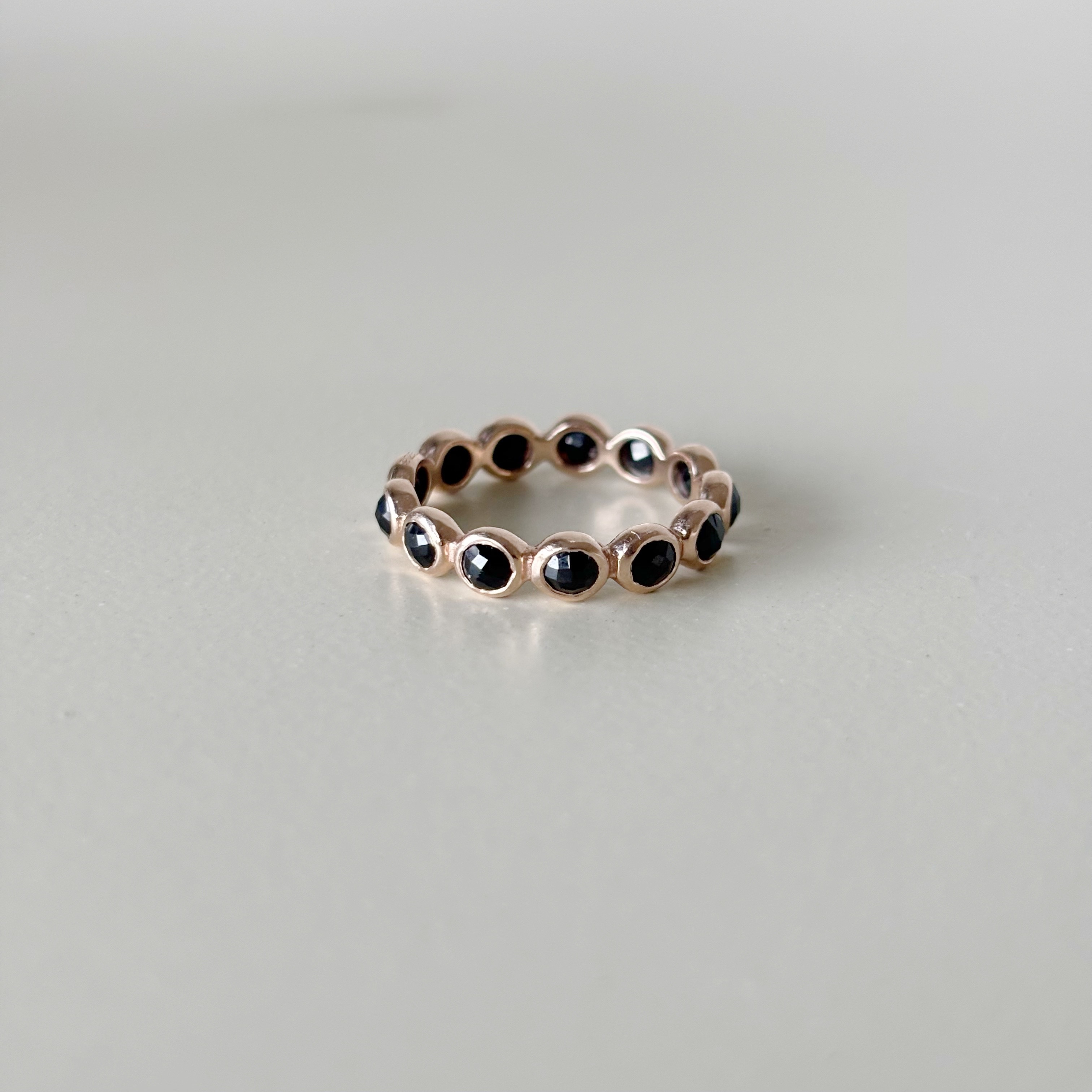 整圈簡約小圓黑尖晶戒指