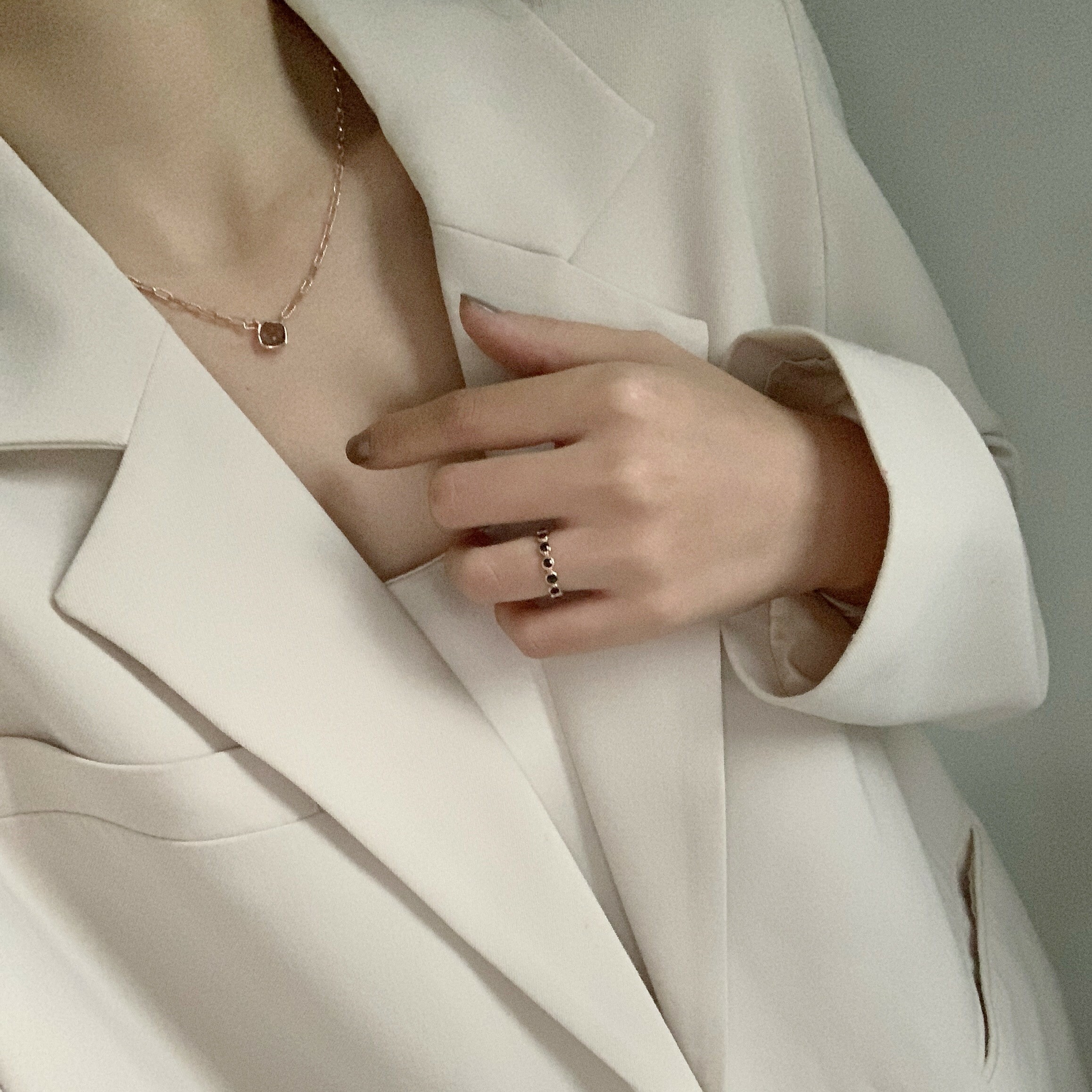 整圈簡約小圓黑尖晶戒指