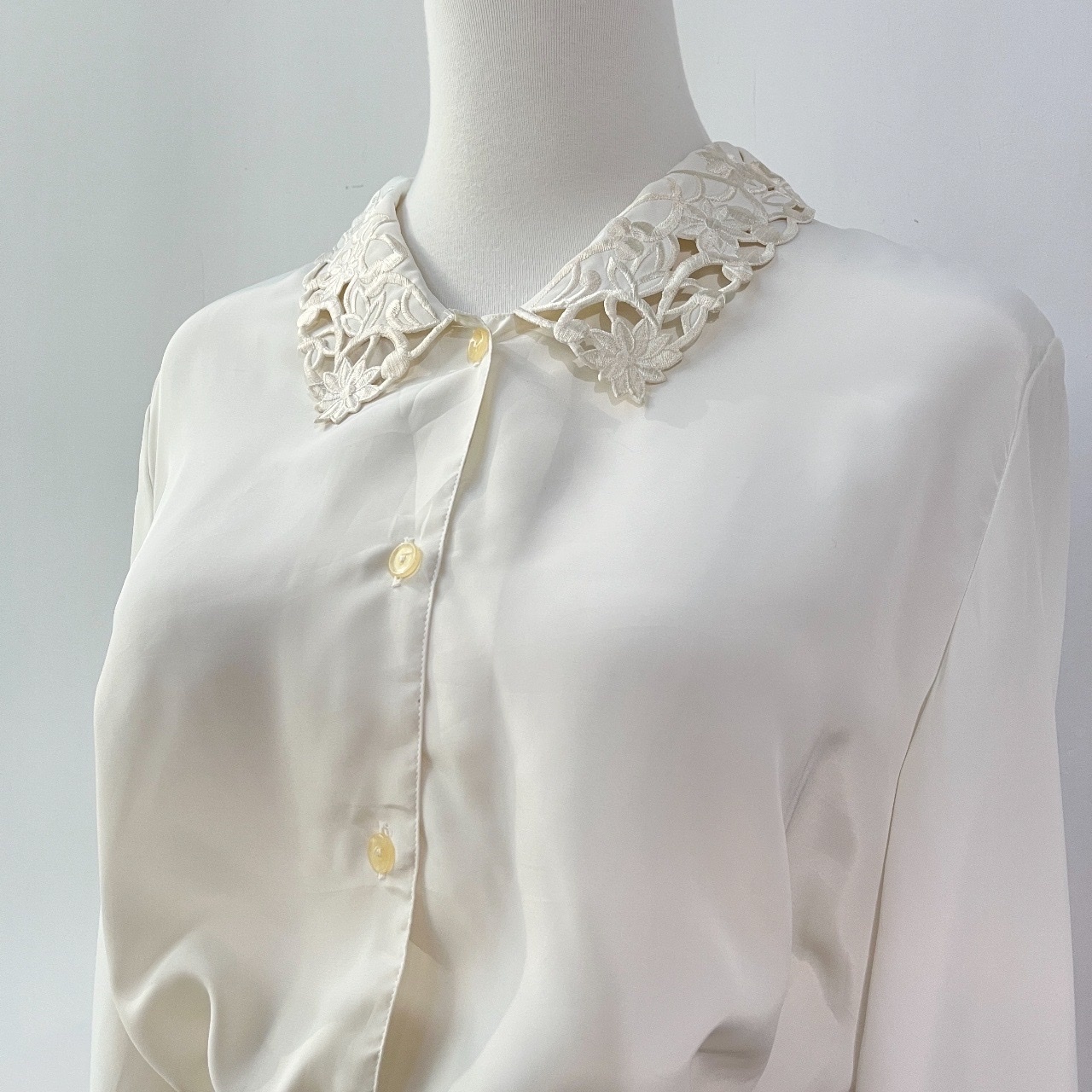 白色刺繡領上衣